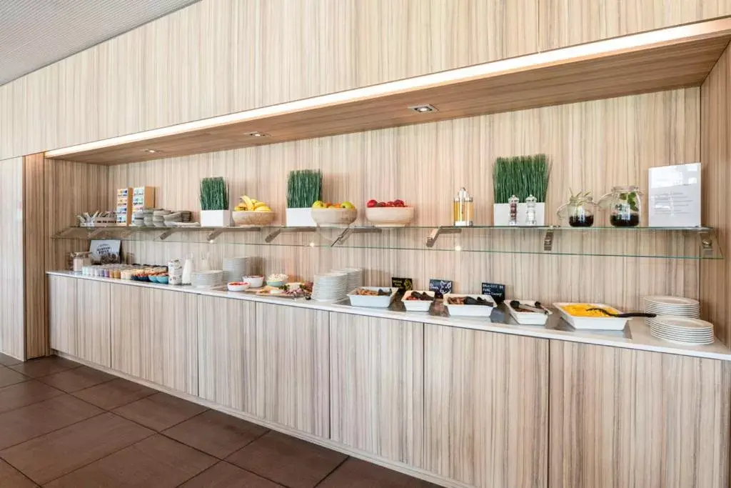 Coffee/tea facilities, Restaurant/Places to Eat in Novotel Lausanne Bussigny