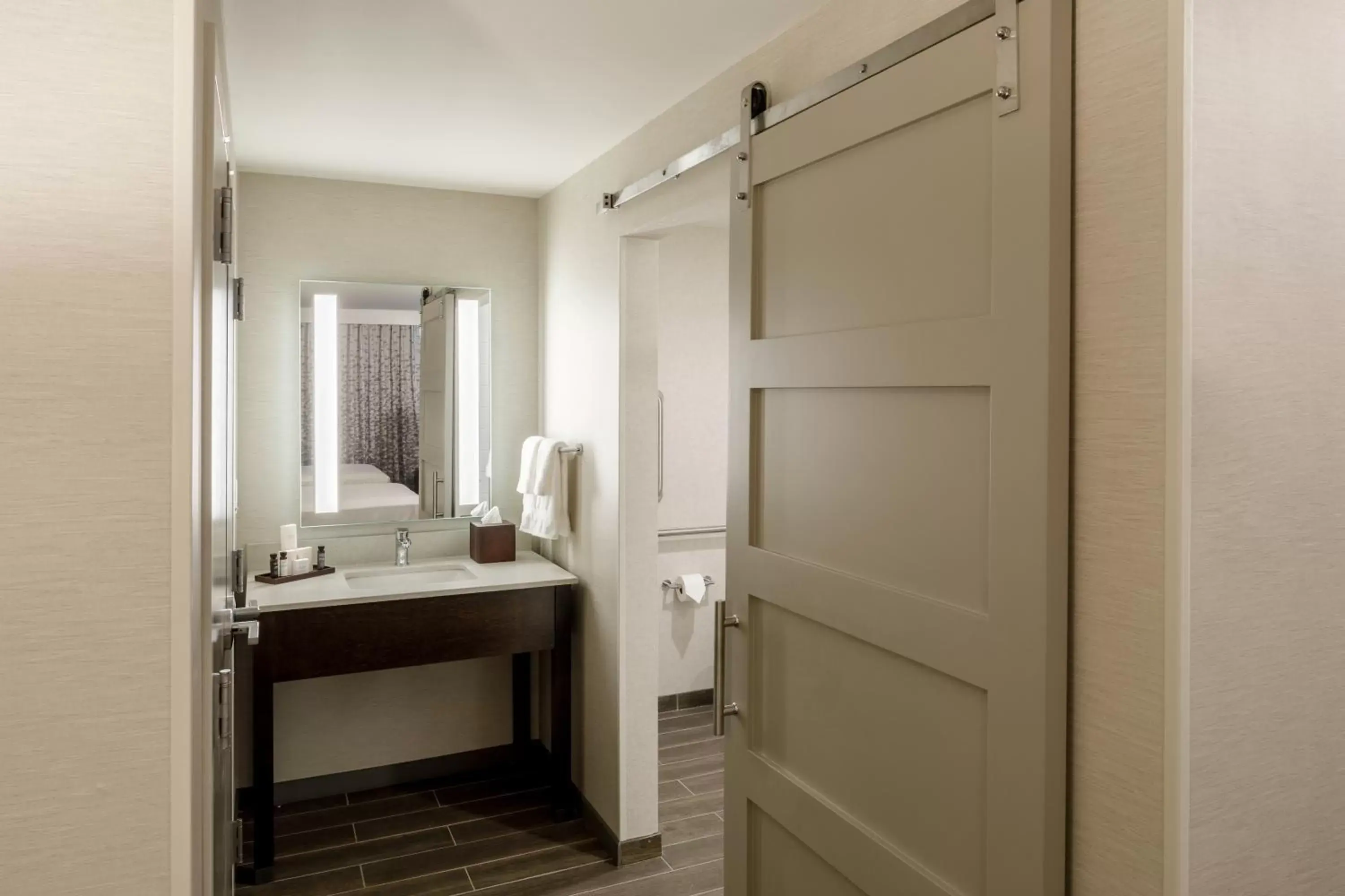 Bathroom in Hotel Madison & Shenandoah Conference Ctr.