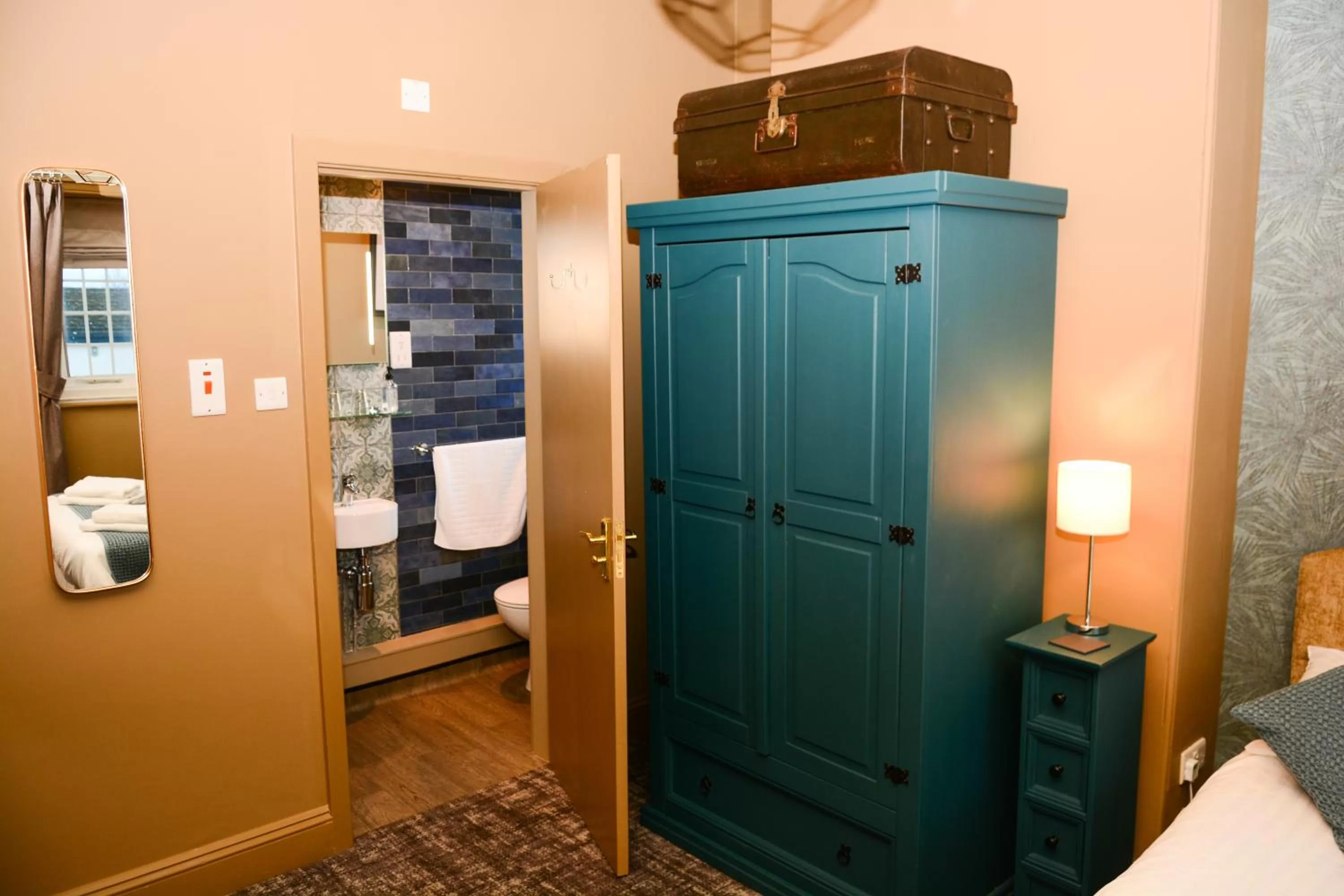 Bedroom, Bathroom in Plough Inn