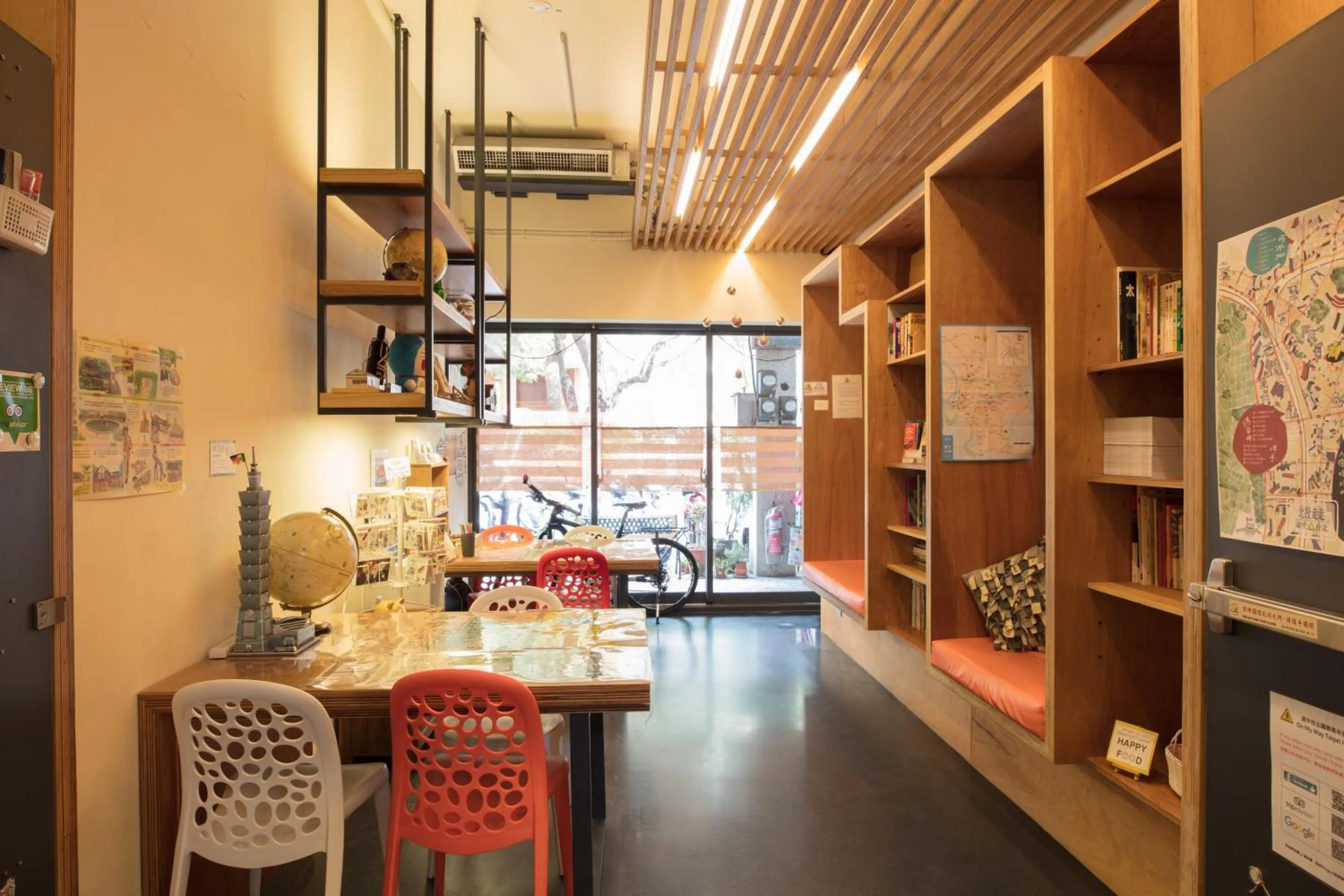 Communal lounge/ TV room in On My Way - Taipei Hostel