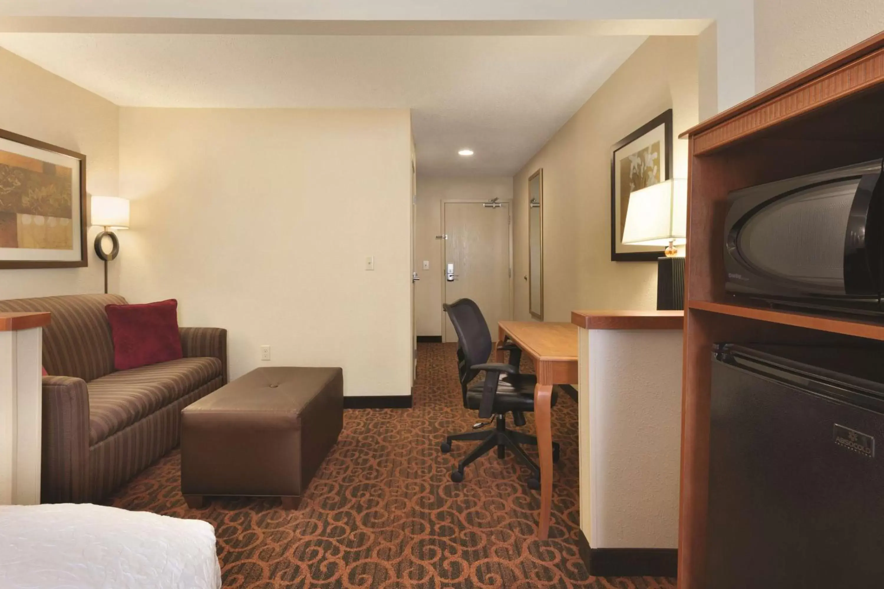 King Room with Sofa Bed and Study - Non-Smoking in Hampton Inn Minneapolis-Burnsville King Room with Sofa Bed and Study - Non-Smoking in Hampton Inn Minneapolis-Burnsville