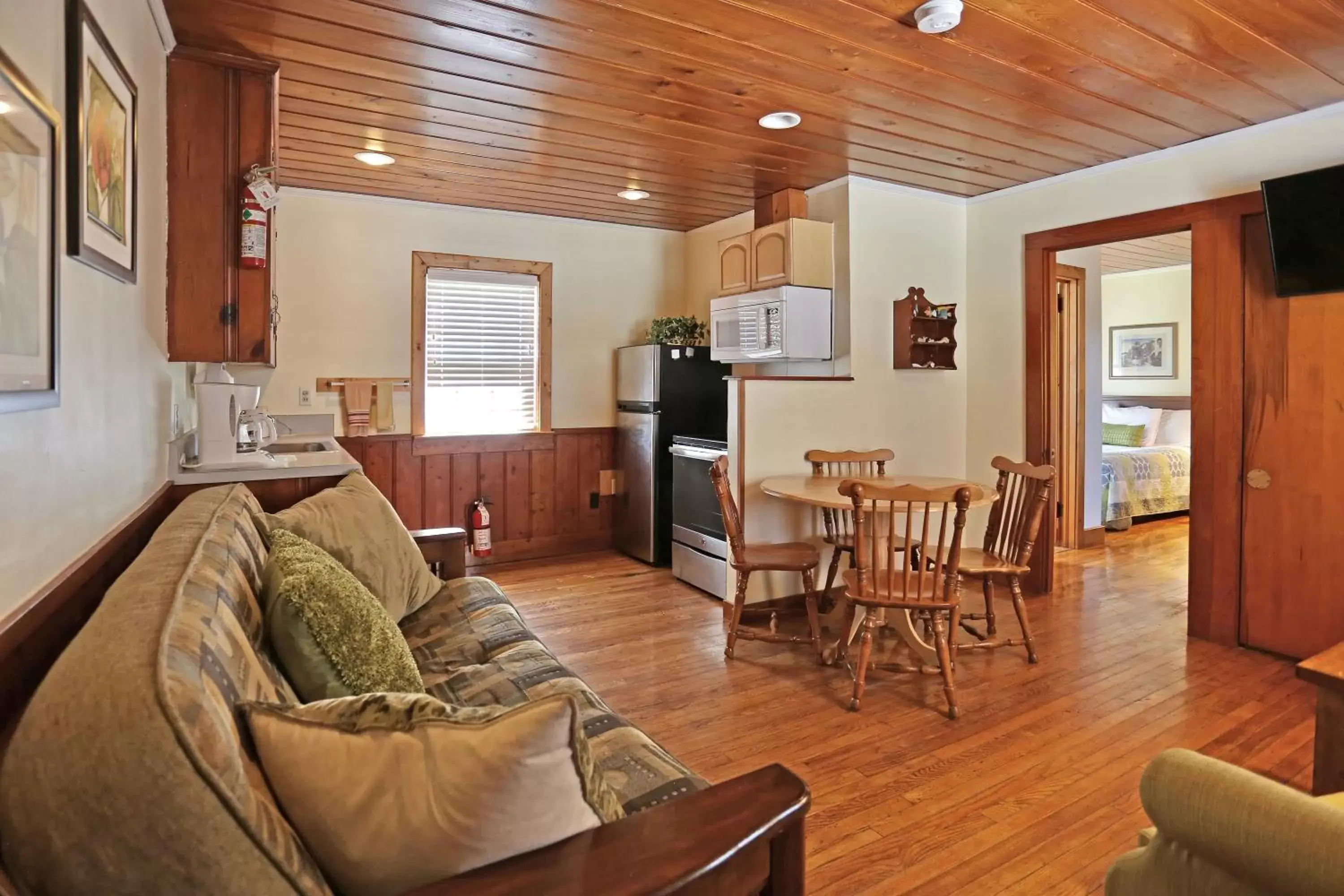 Kitchen or kitchenette, Seating Area in Cape Pines Motel