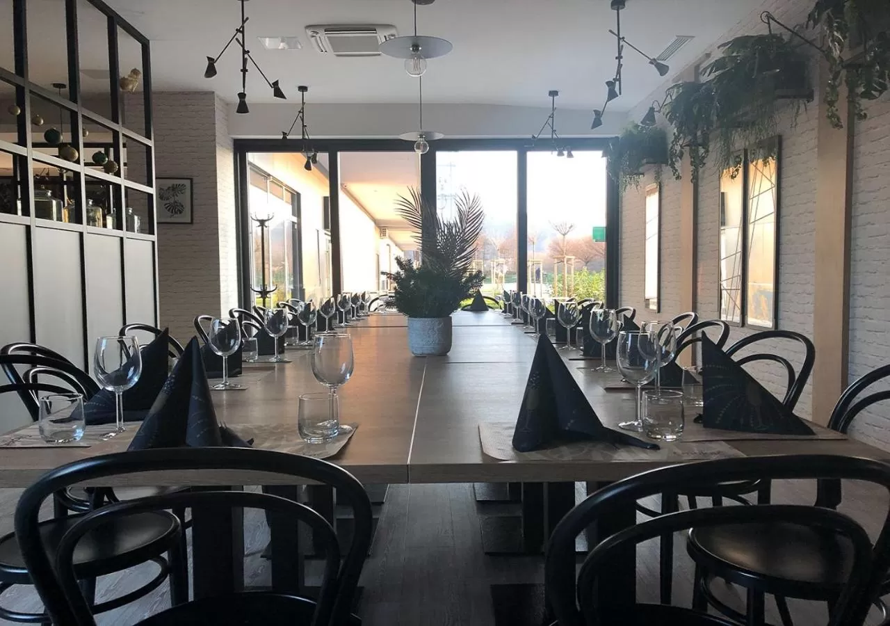 Restaurant/places to eat in Urban Ring Hotel