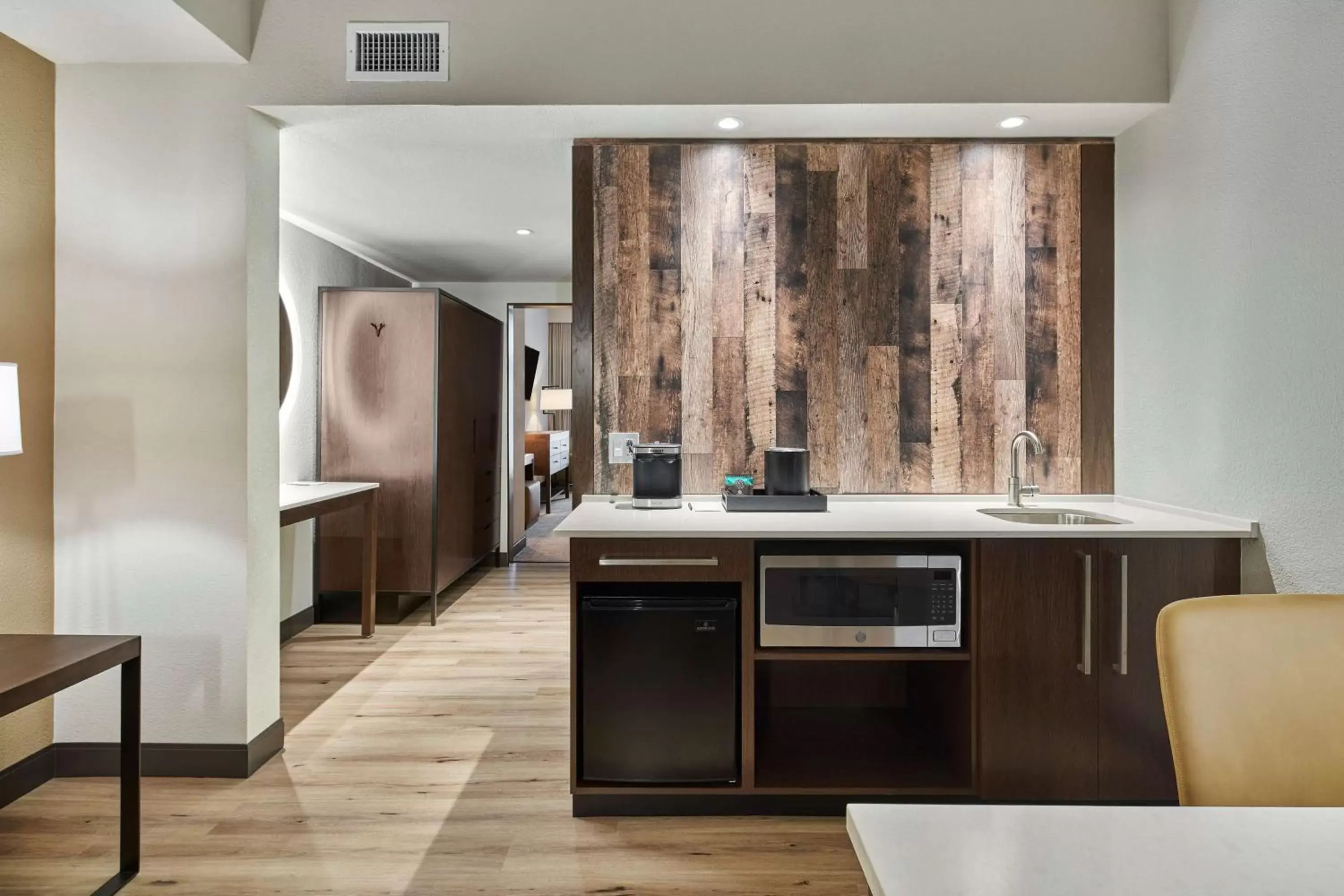 Photo of the whole room, Kitchen/Kitchenette in Embassy Suites by Hilton Nashville Downtown
