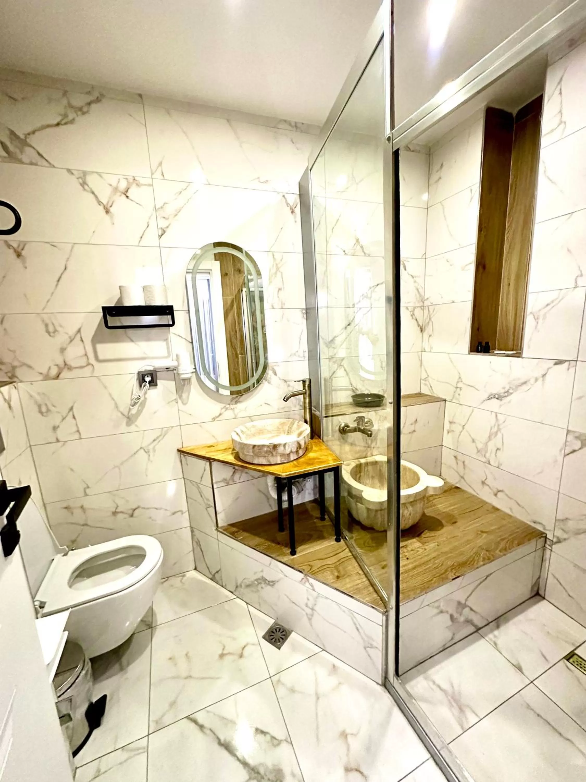 Shower in Newalla Hotel Old City