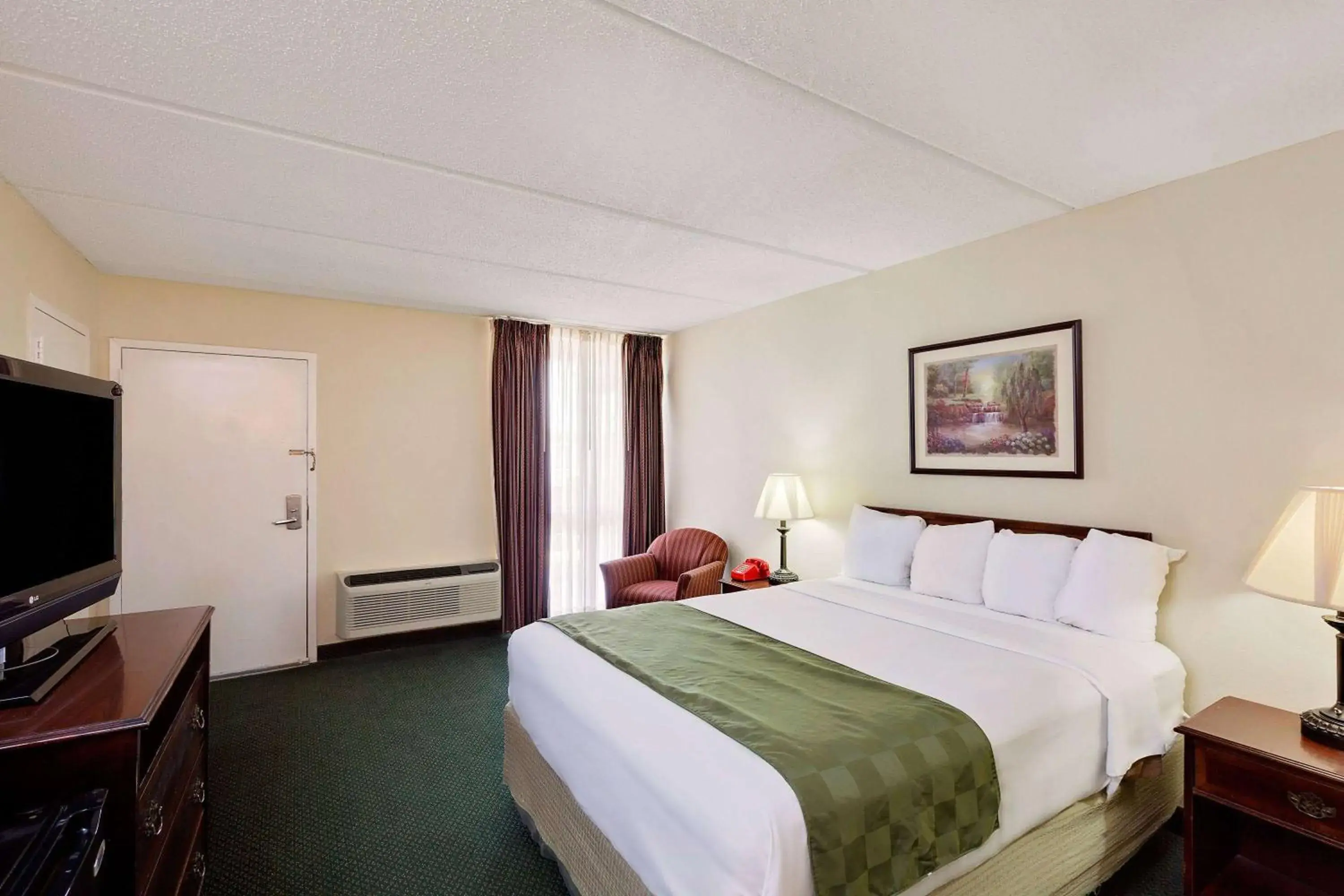 Photo of the whole room, Bed in Days Inn by Wyndham Bay City