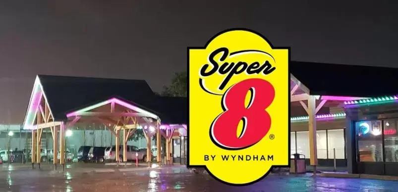 Property Logo/Sign in Super 8 by Wyndham Spruce Grove