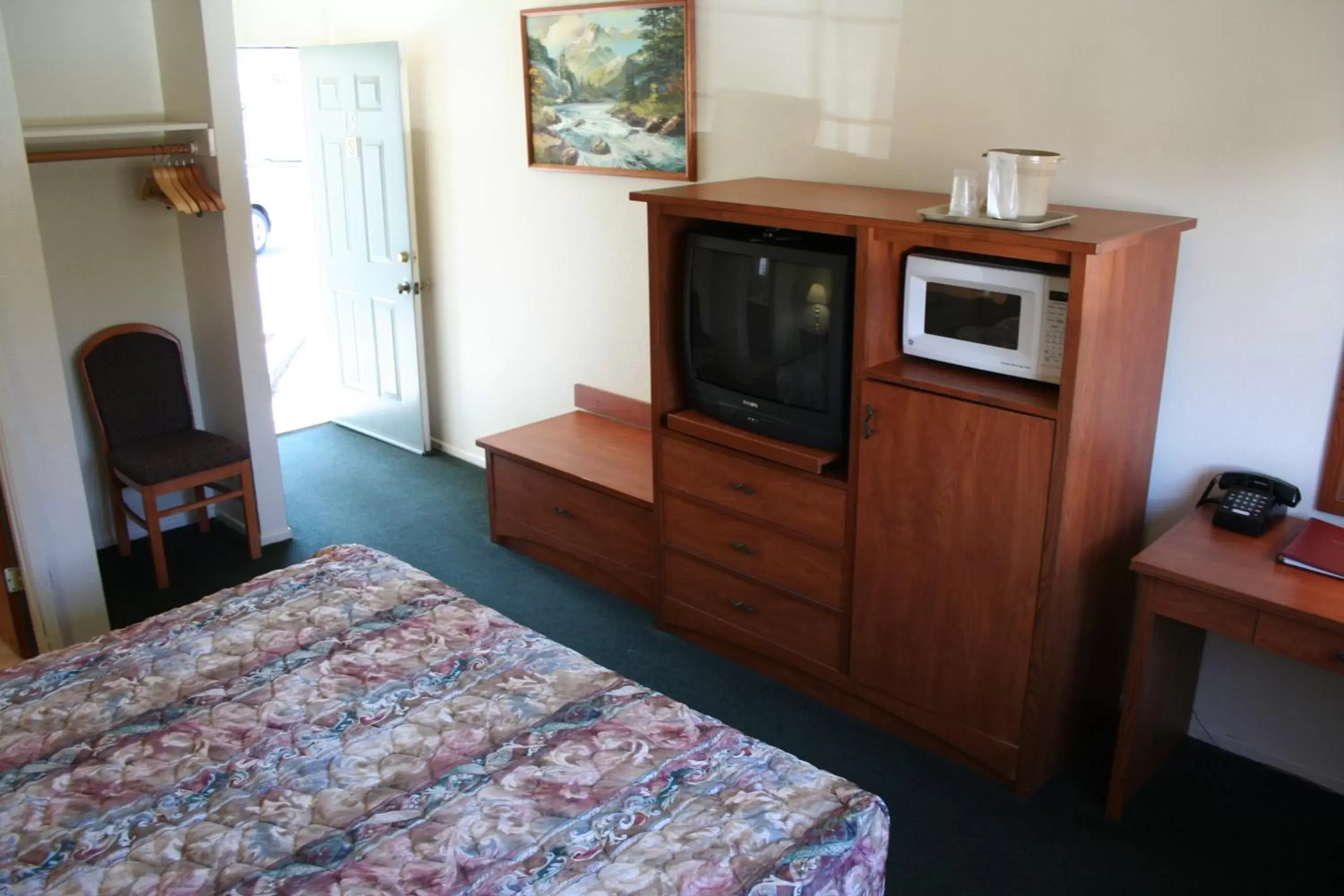 Photo of the whole room, TV/Entertainment Center in Hi-Lo Motel, Cafe and RV Park