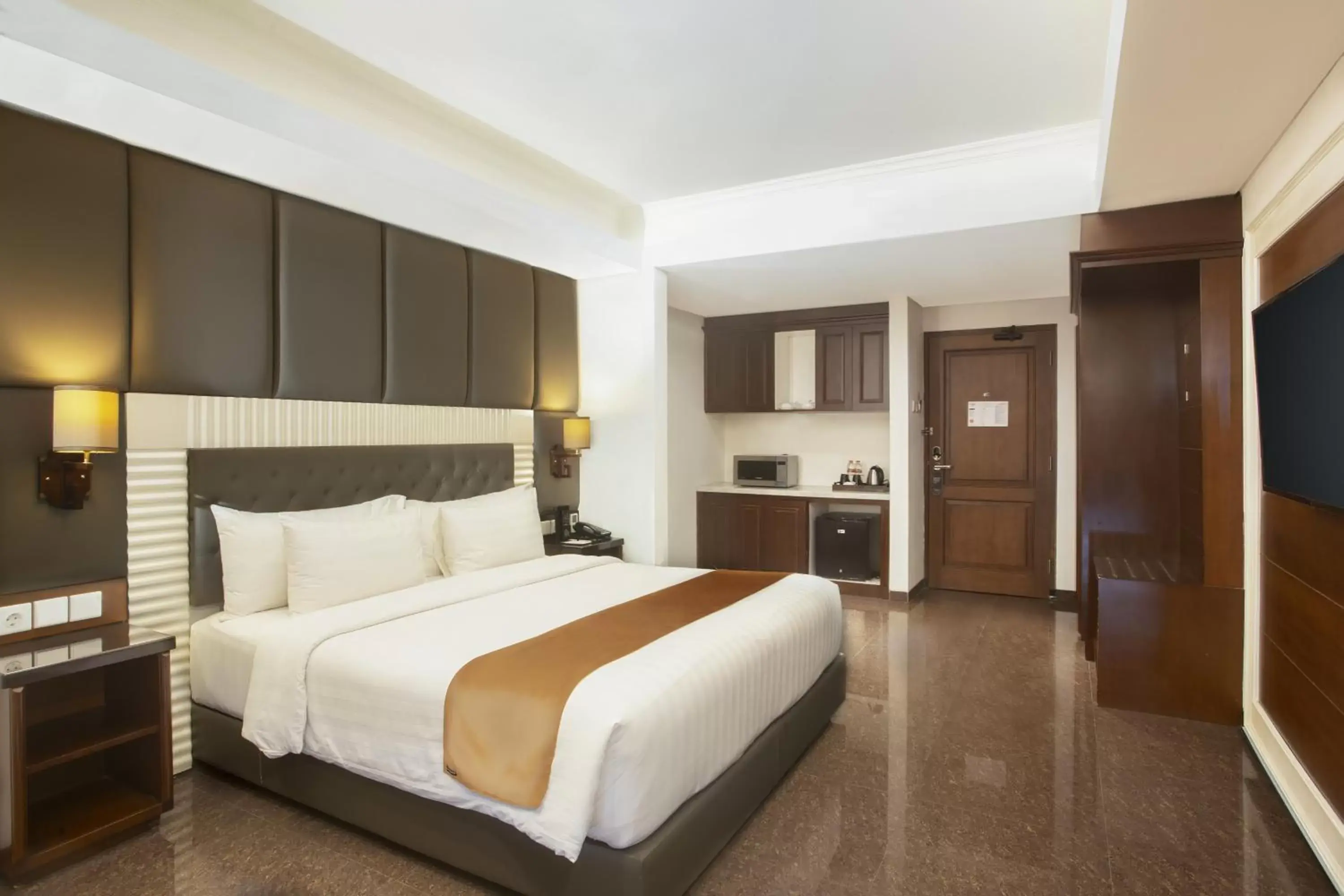 Photo of the whole room, Bed in Grand Rohan Jogja