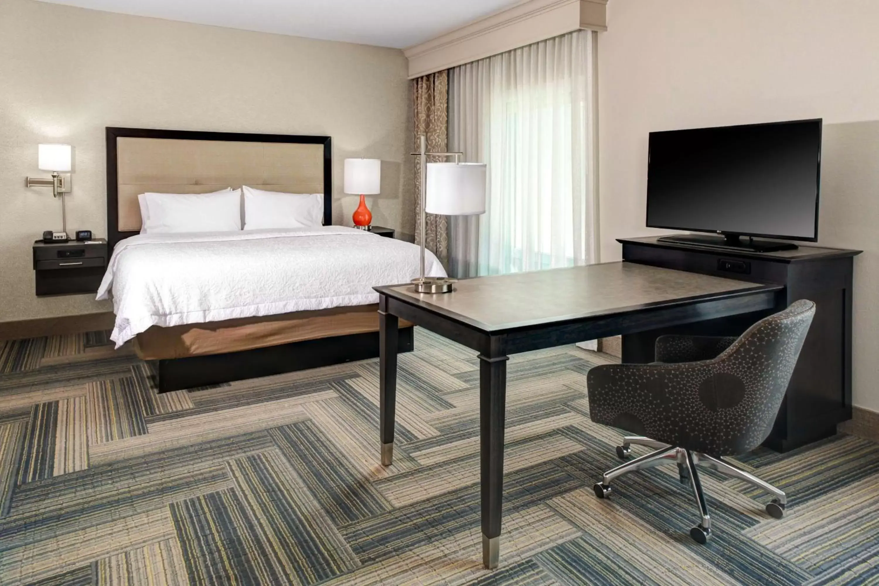 Bed in Hampton Inn & Suites by Hilton Atlanta Perimeter Dunwoody