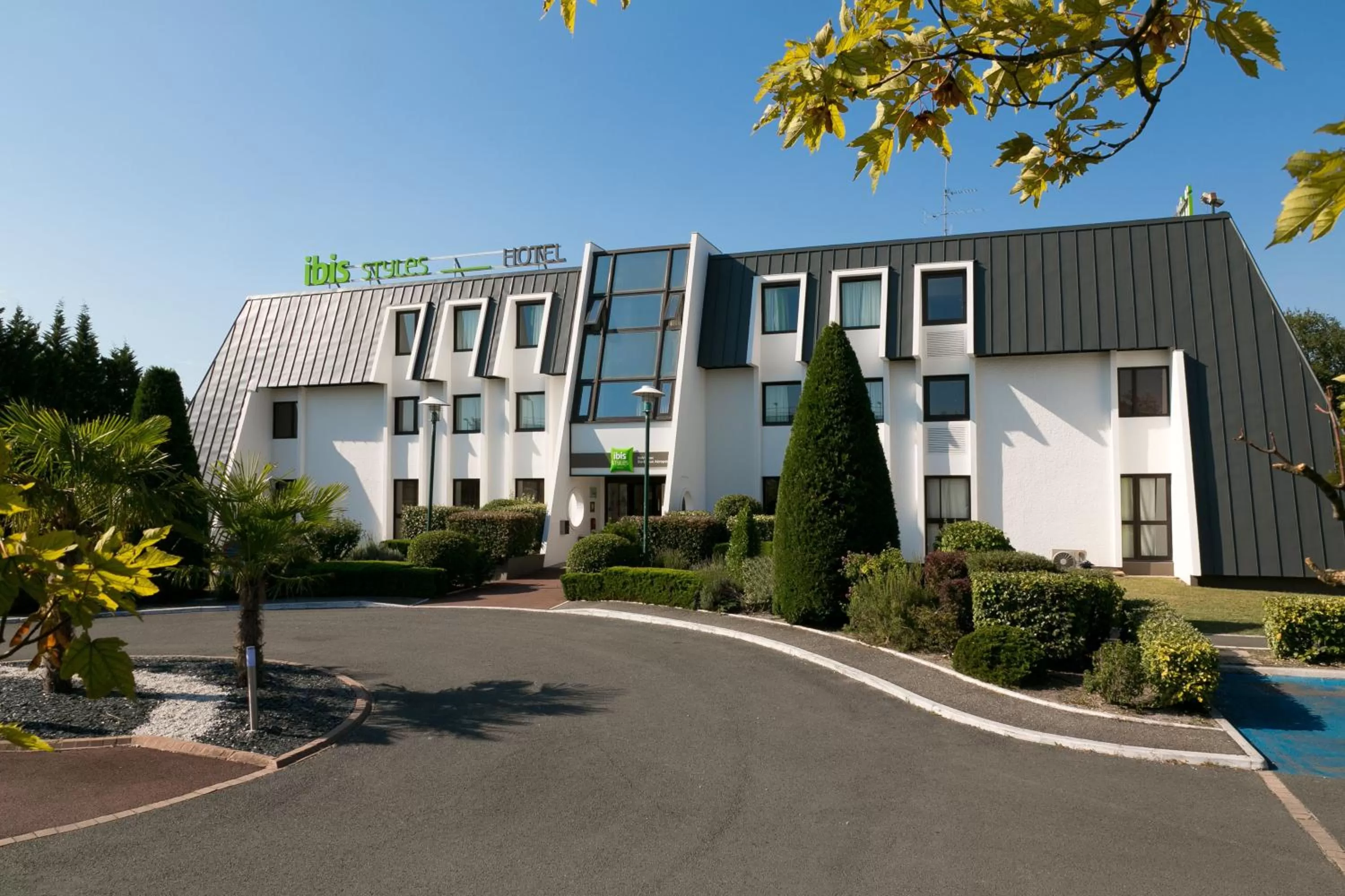 Facade/entrance in ibis Styles Bordeaux Aéroport
