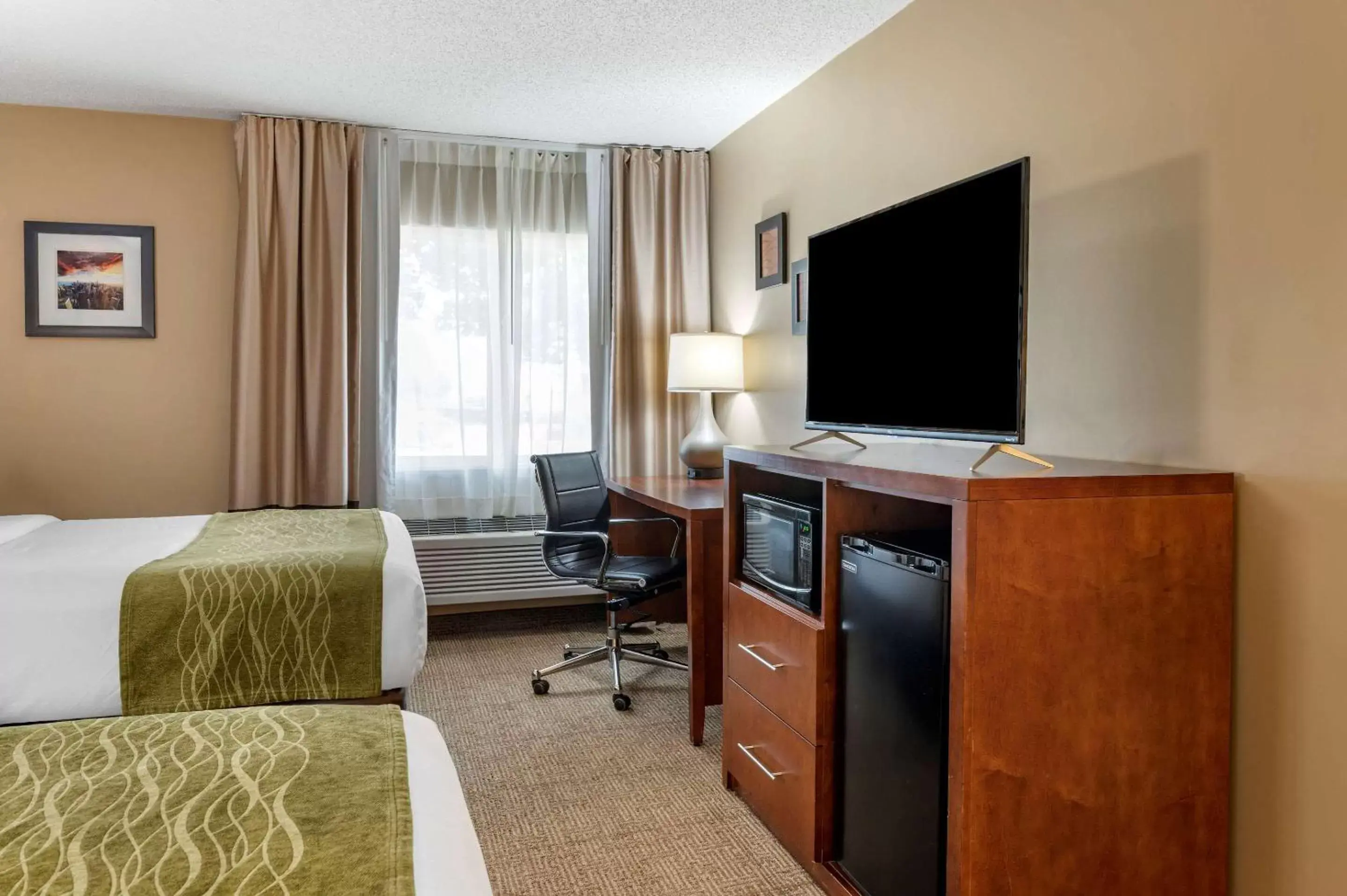 Bedroom, TV/Entertainment Center in Comfort Inn Romeoville - Bolingbrook