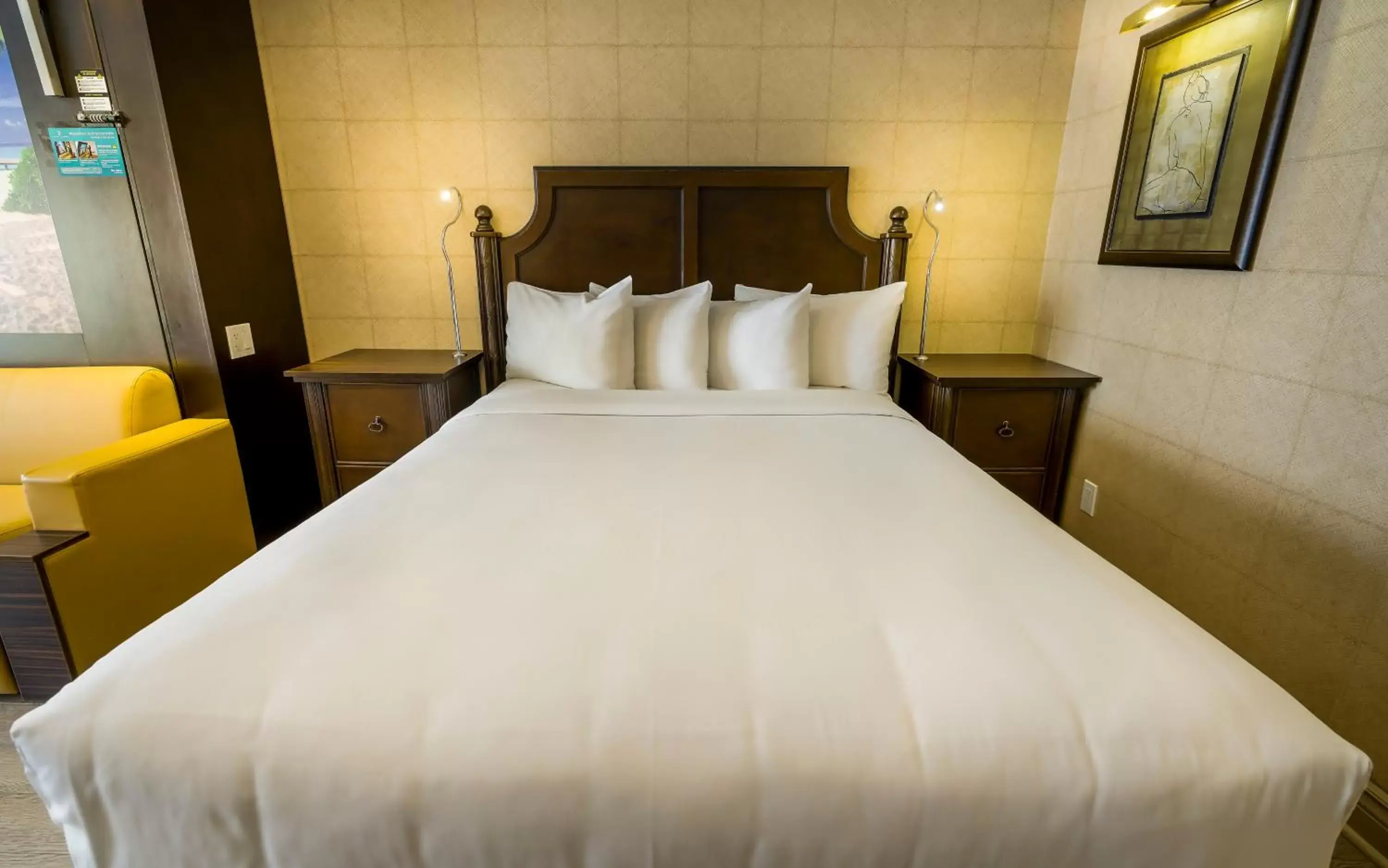 Bed in L'Hôtel Québec par JARO Bed in L'Hôtel Québec par JARO