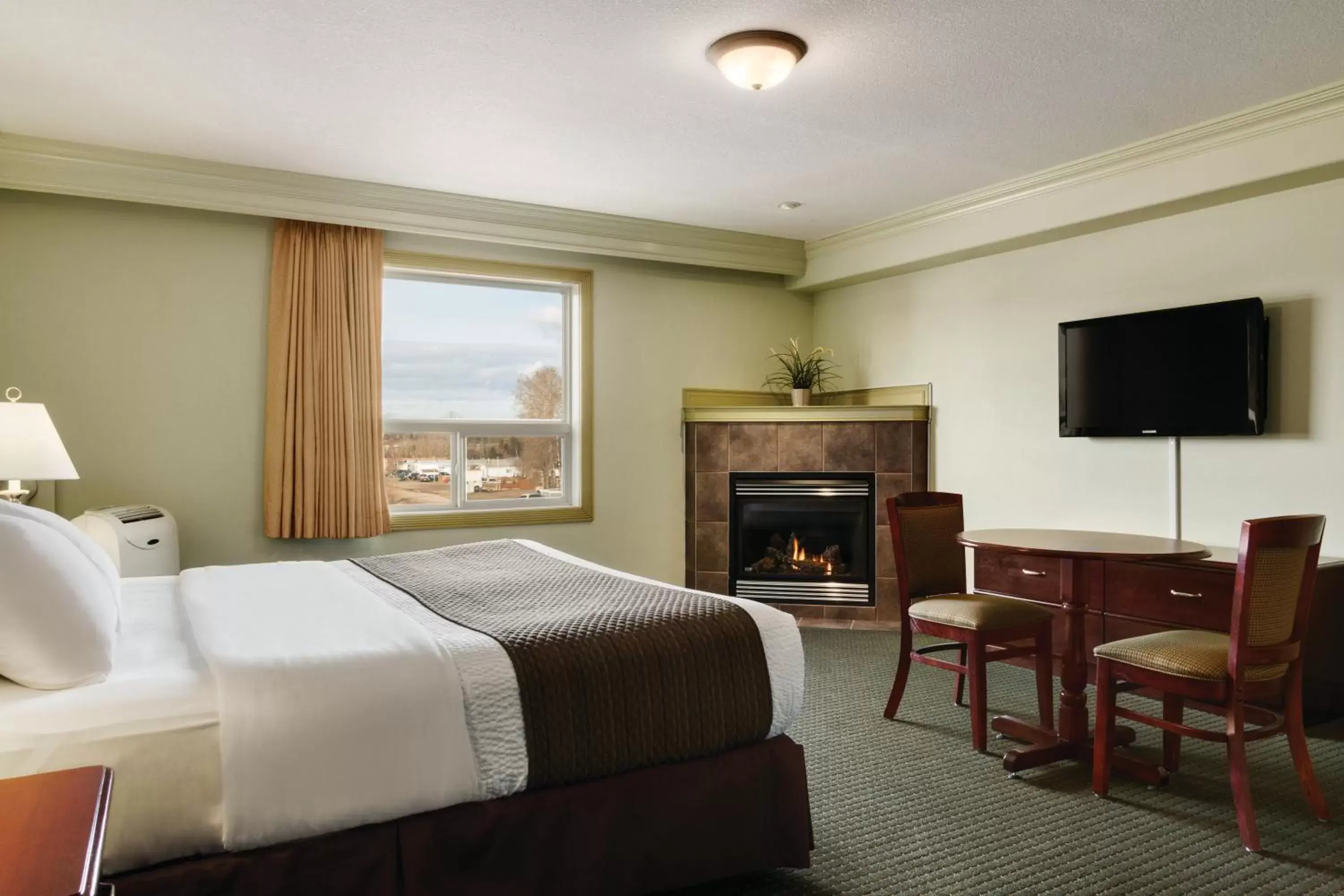 Bedroom, TV/Entertainment Center in Quality Inn & Suites