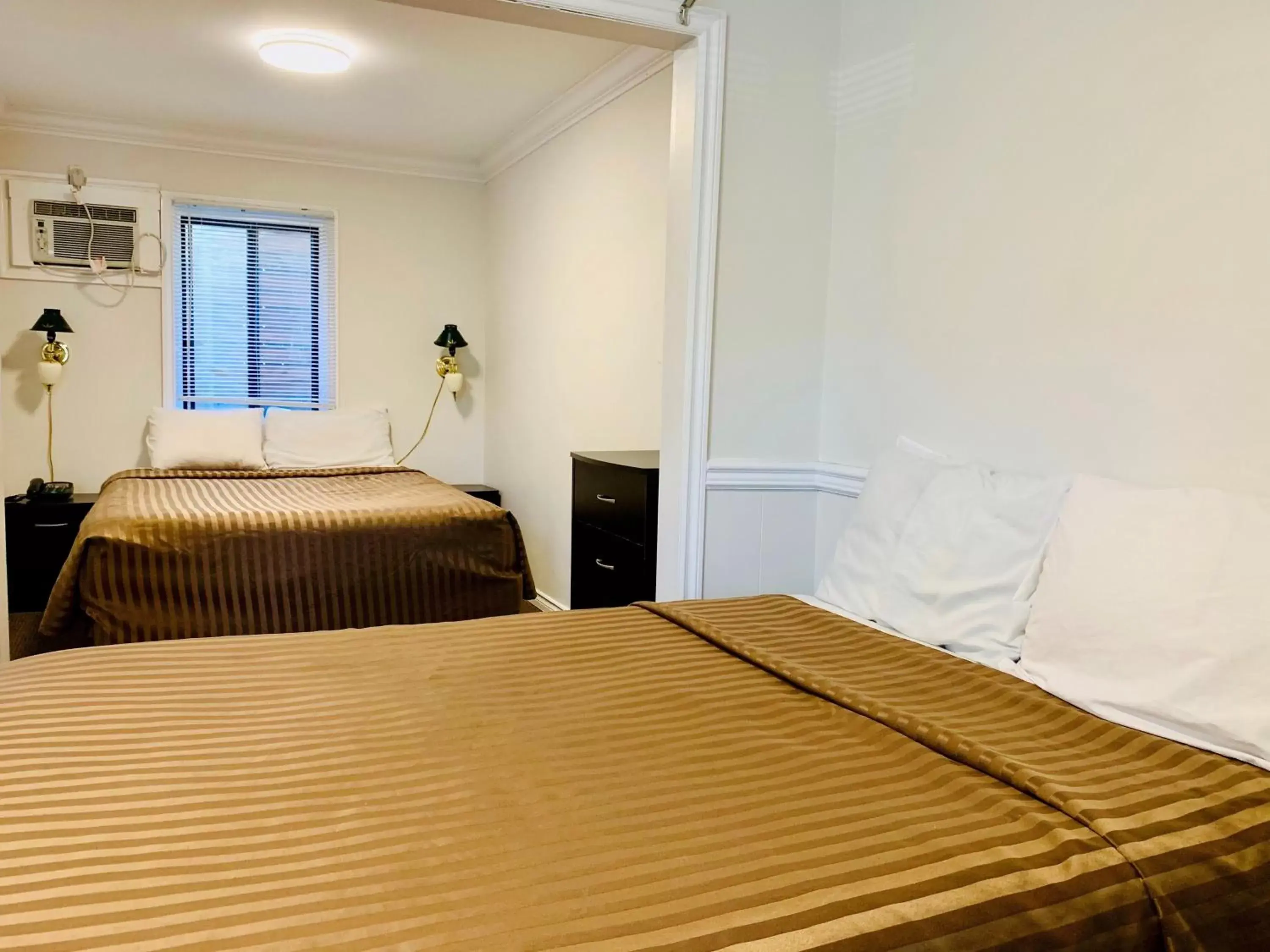 Kitchen or kitchenette, Bed in Traveler's Motel Penticton