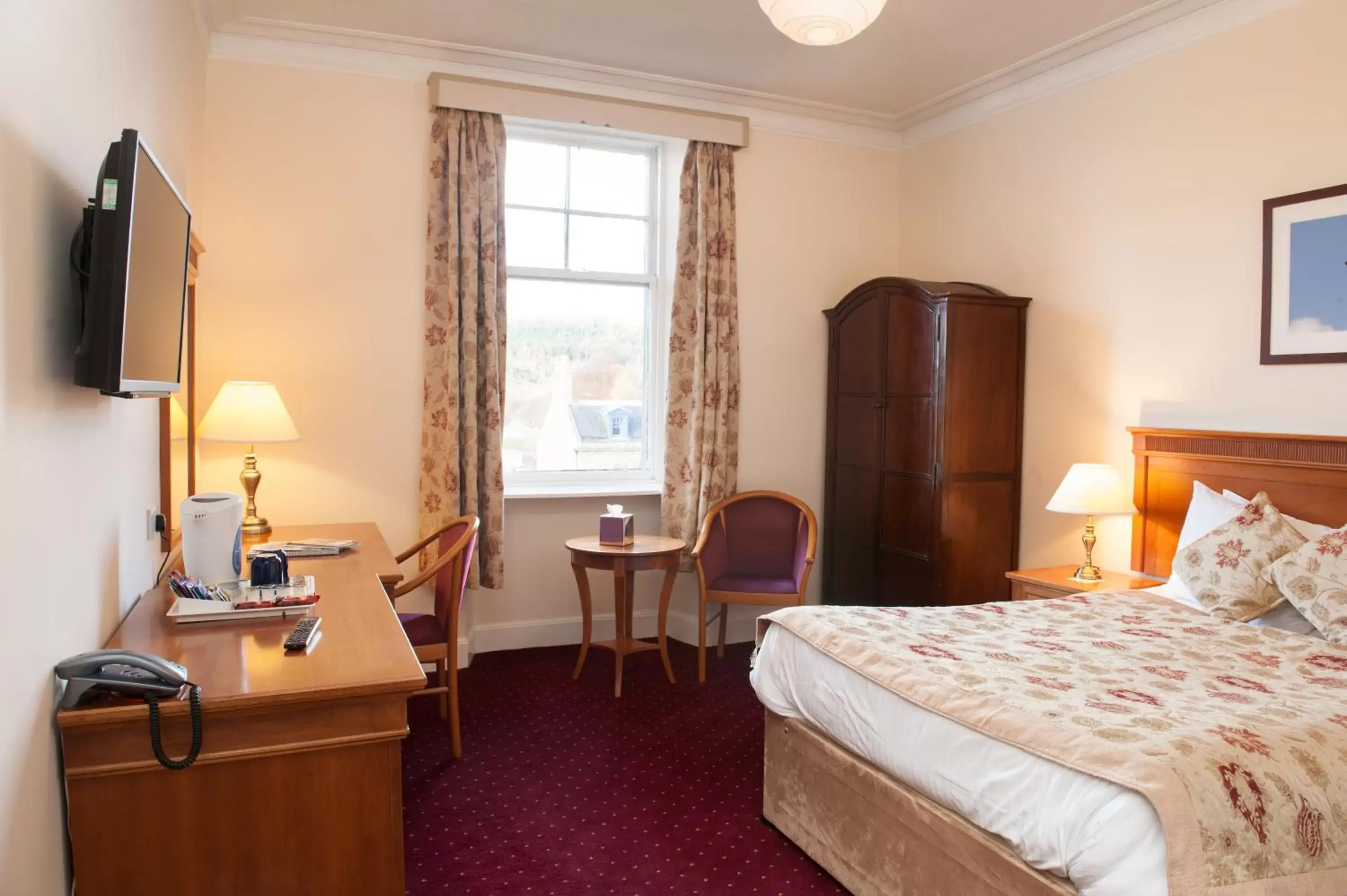 Photo of the whole room, Bed in Grant Arms Hotel