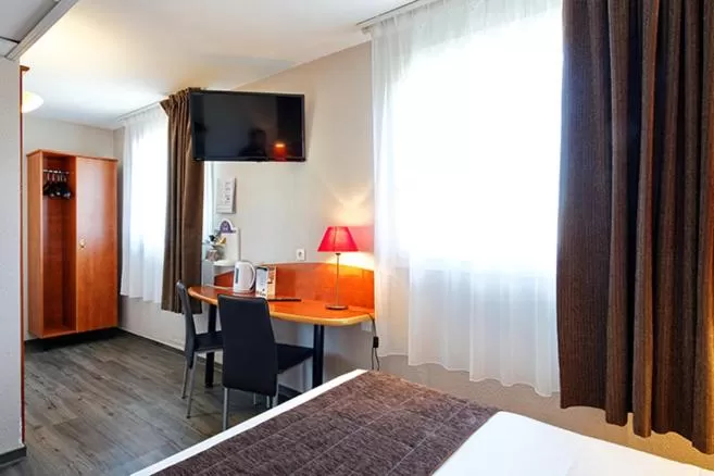 TV/Entertainment Center in Kyriad Rouen Centre