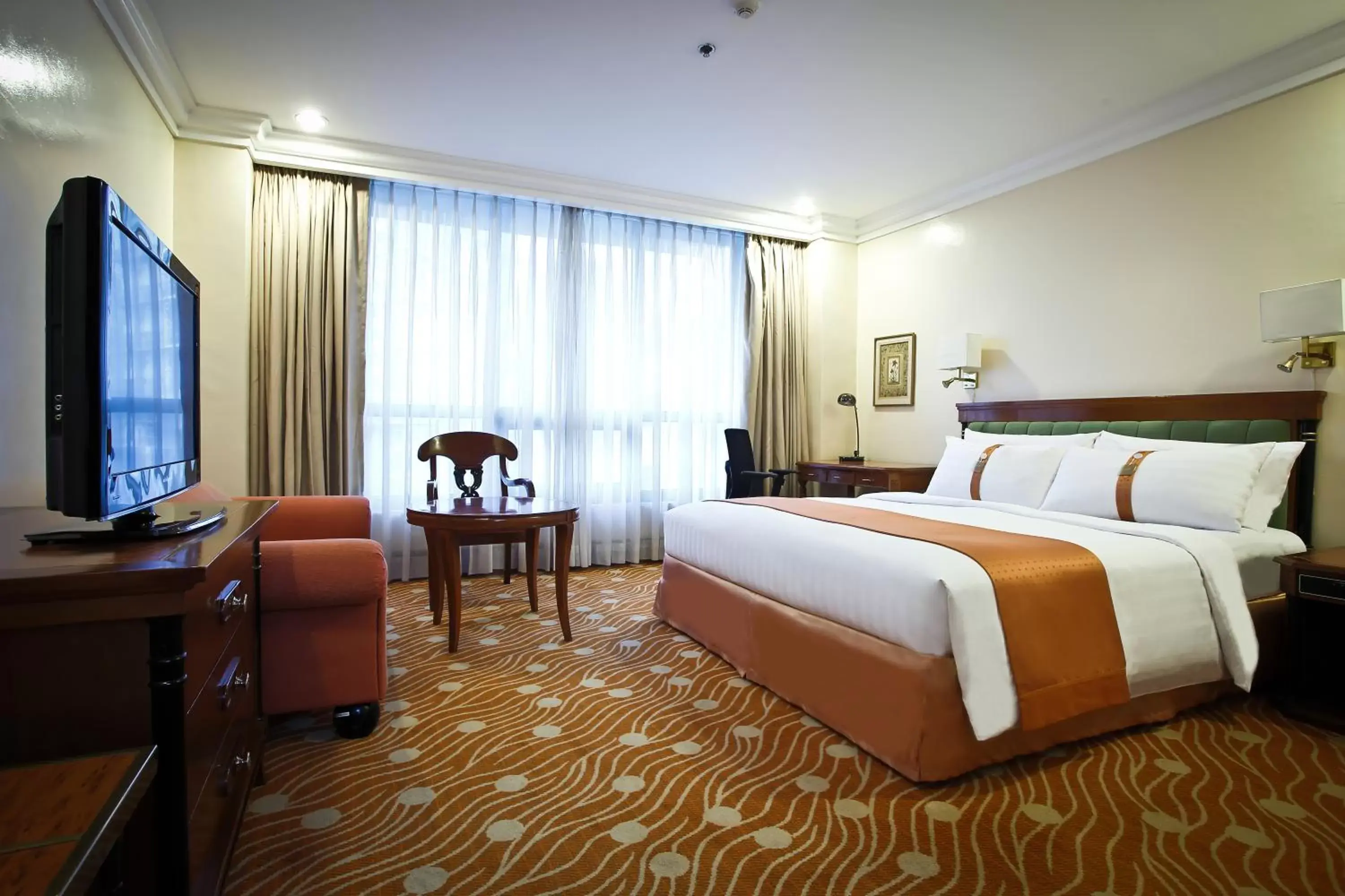 Bed, TV/Entertainment Center in Holiday Inn Manila Galleria, an IHG Hotel