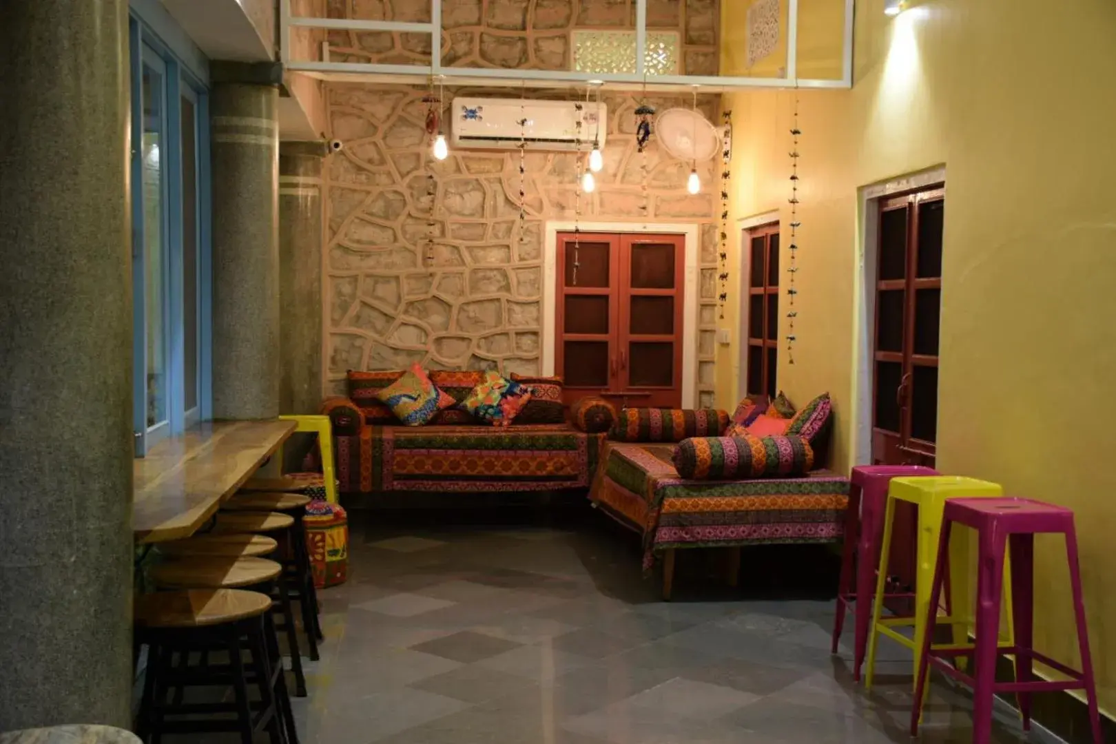 Communal lounge/ TV room in Jaipur Jantar Hostel
