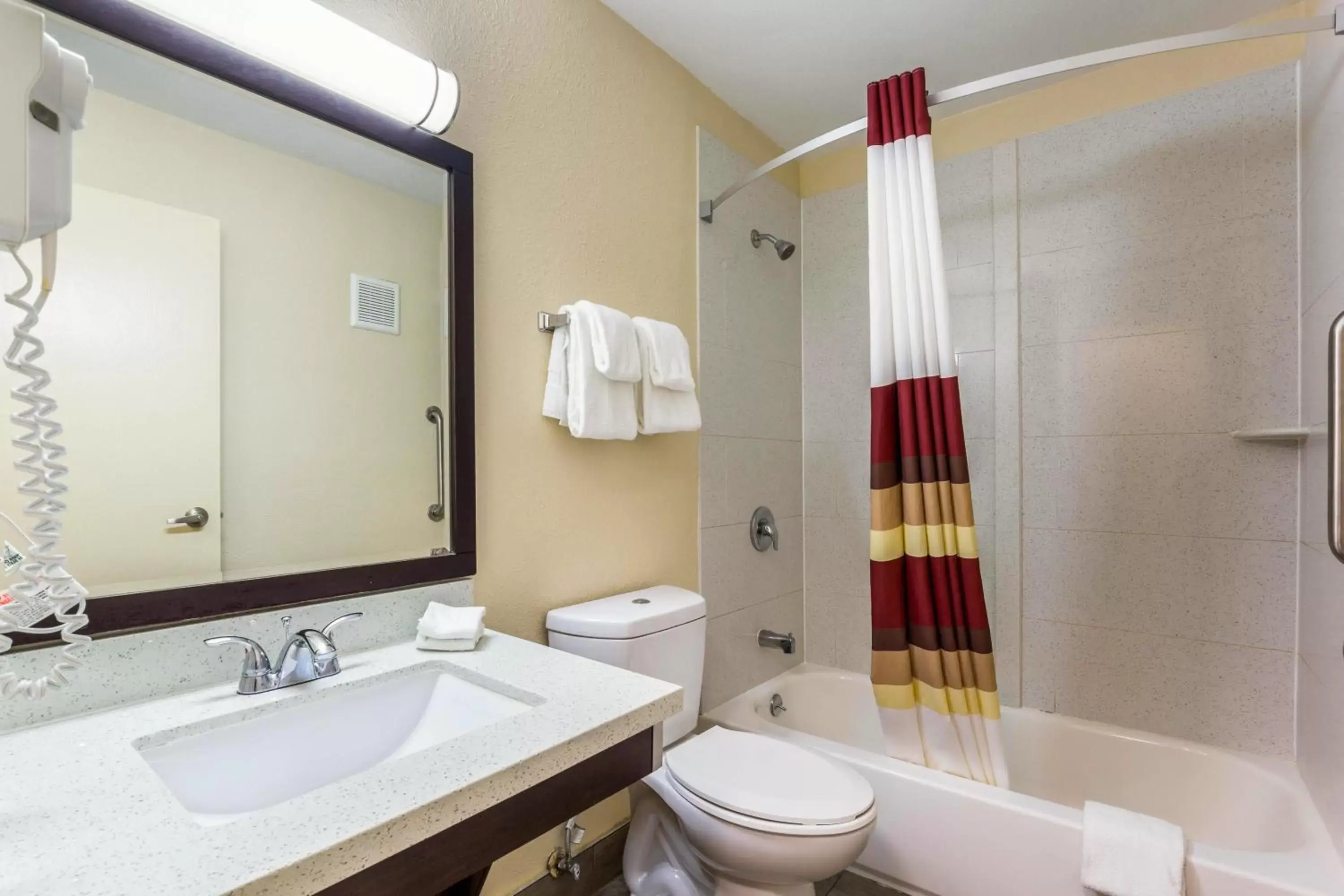 Photo of the whole room, Bathroom in Red Roof Inn Dry Ridge