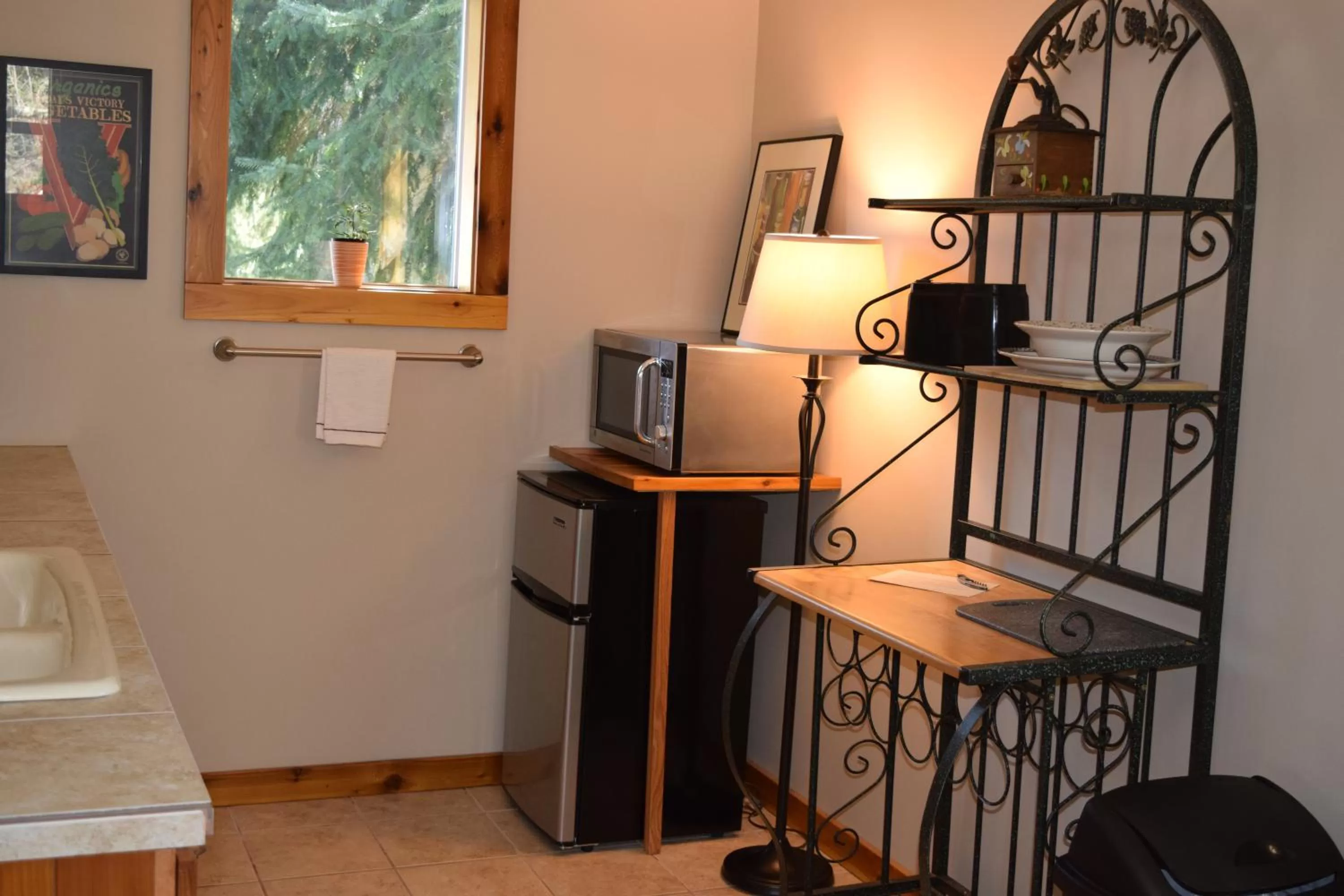 Kitchen or kitchenette, Bed in The Bluff on Whidbey