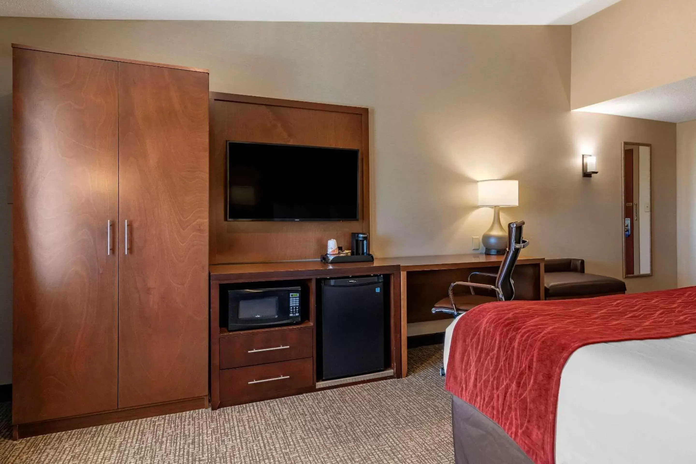 Bedroom, TV/Entertainment Center in Comfort Inn Glenmont - Albany South