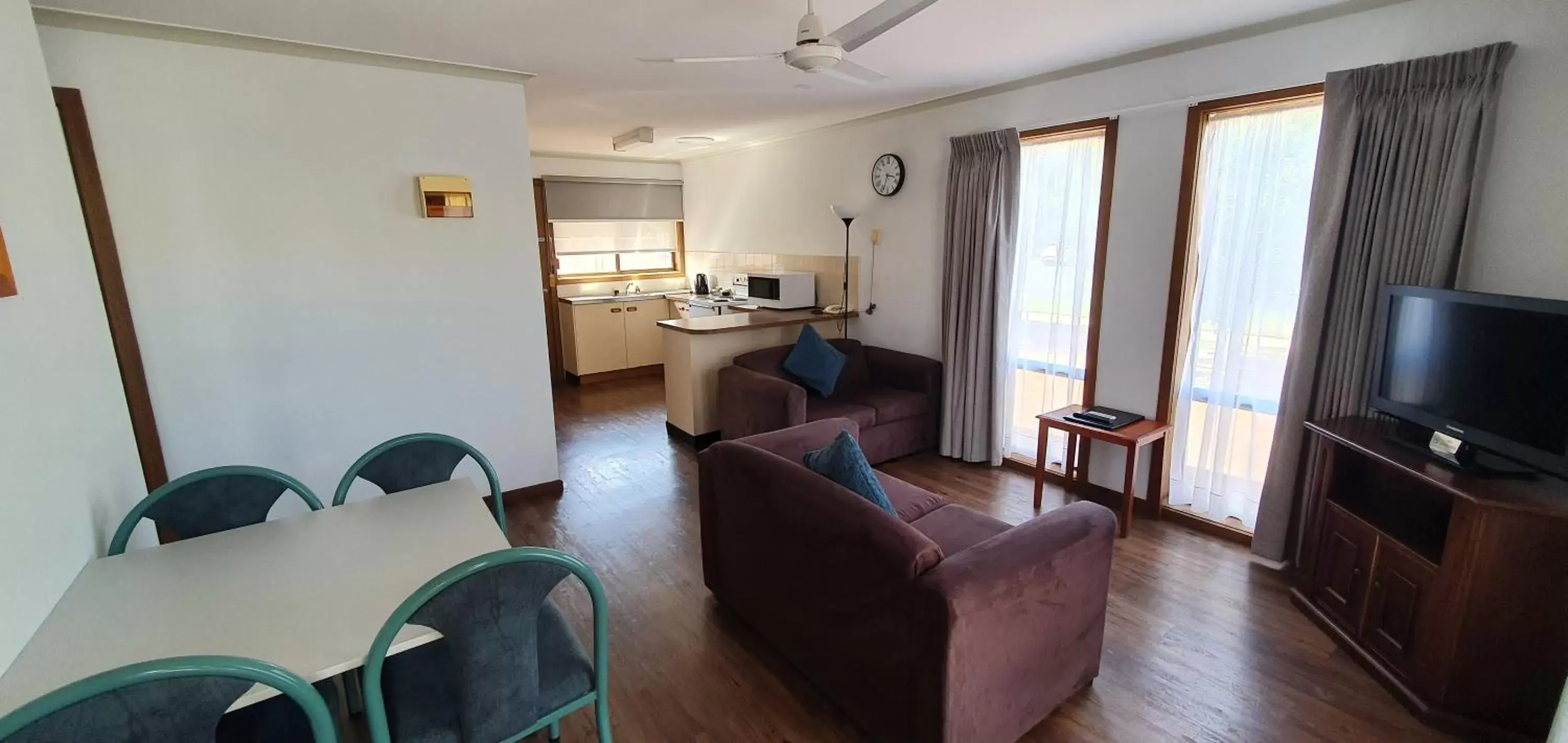 Kitchen or kitchenette, Seating Area in Centrepoint Motel Deniliquin