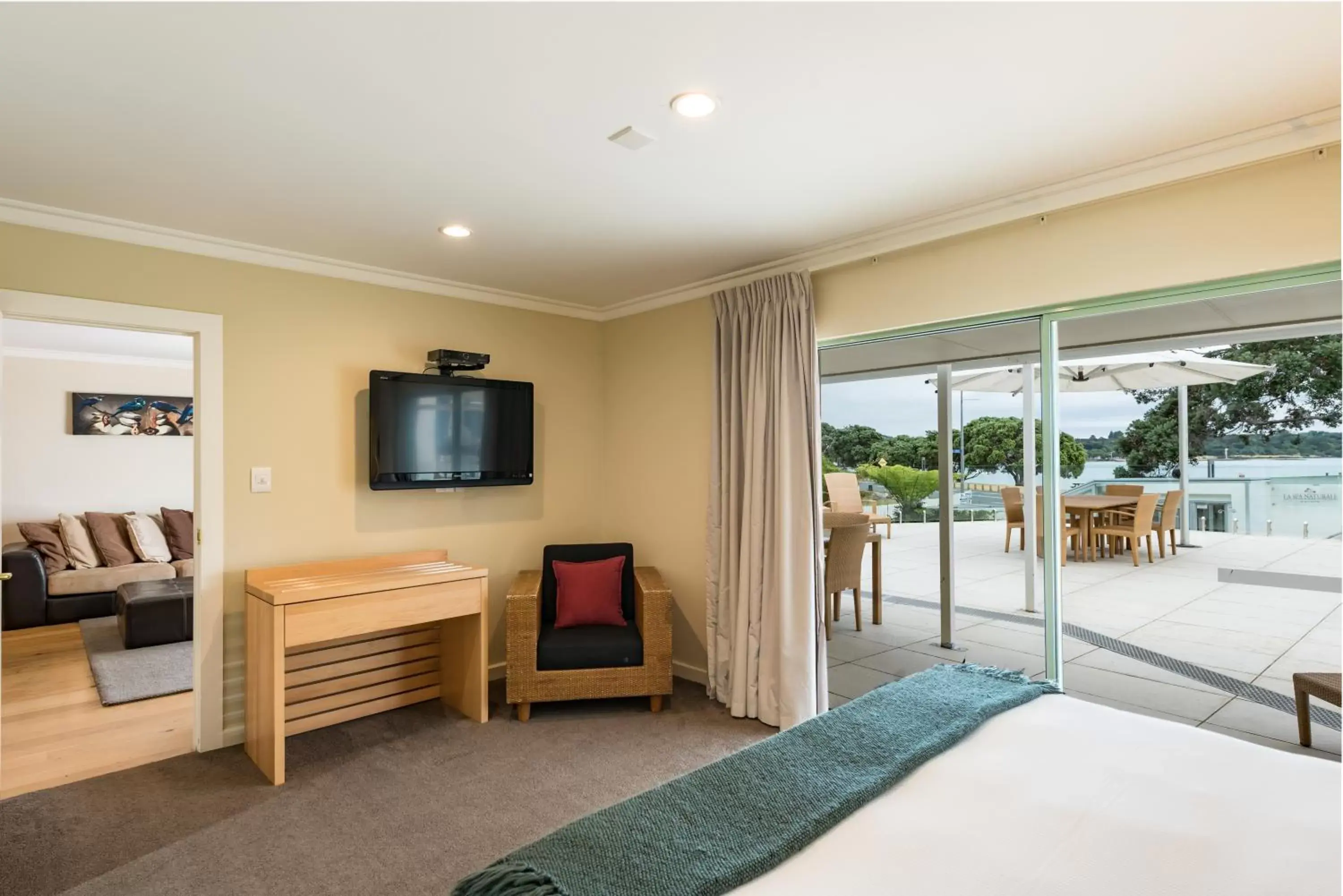 TV/Entertainment Center in Paihia Beach Resort & Spa Hotel