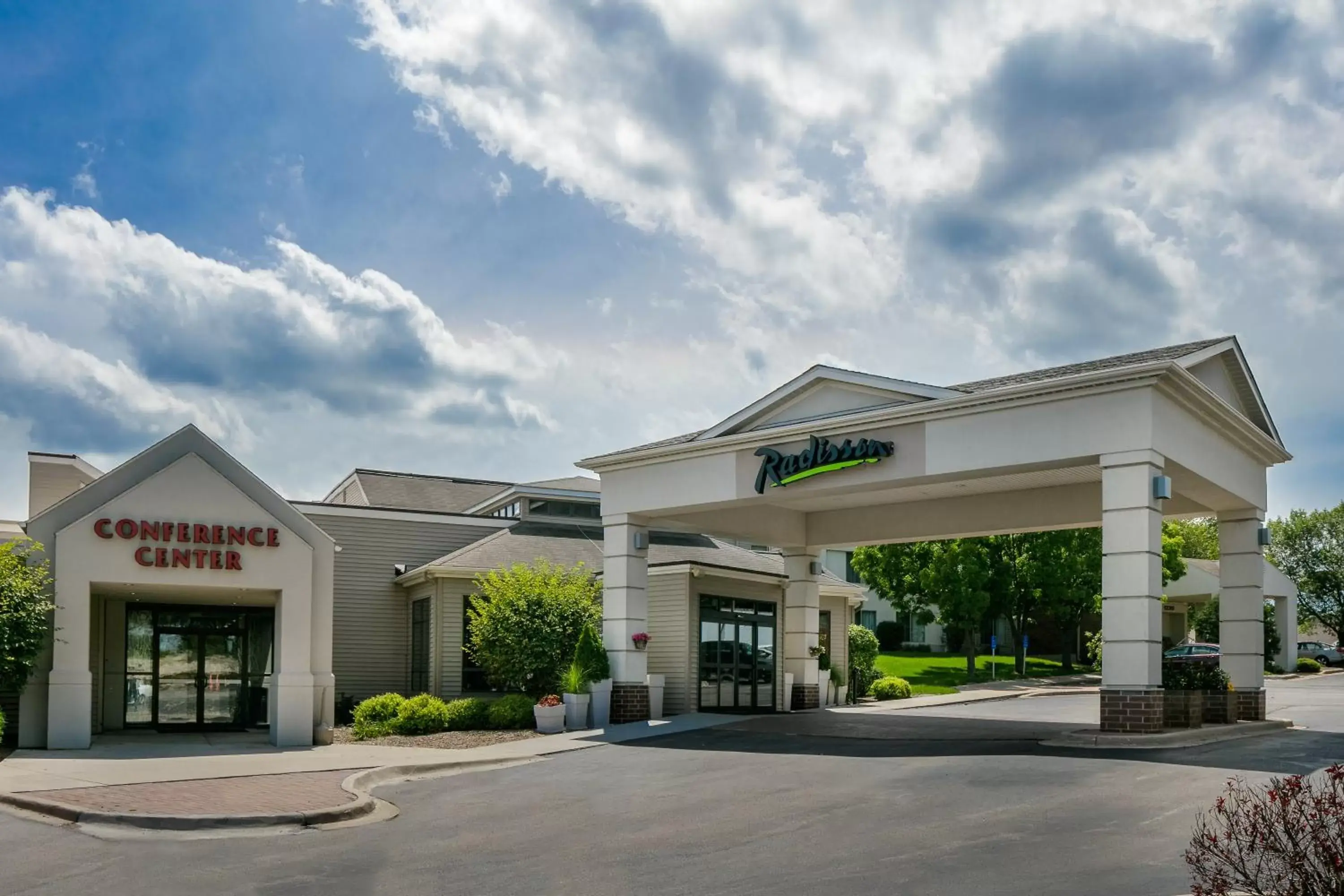 Facade/entrance, Property Building in Radisson Hotel & Conference Center Coralville - Iowa City