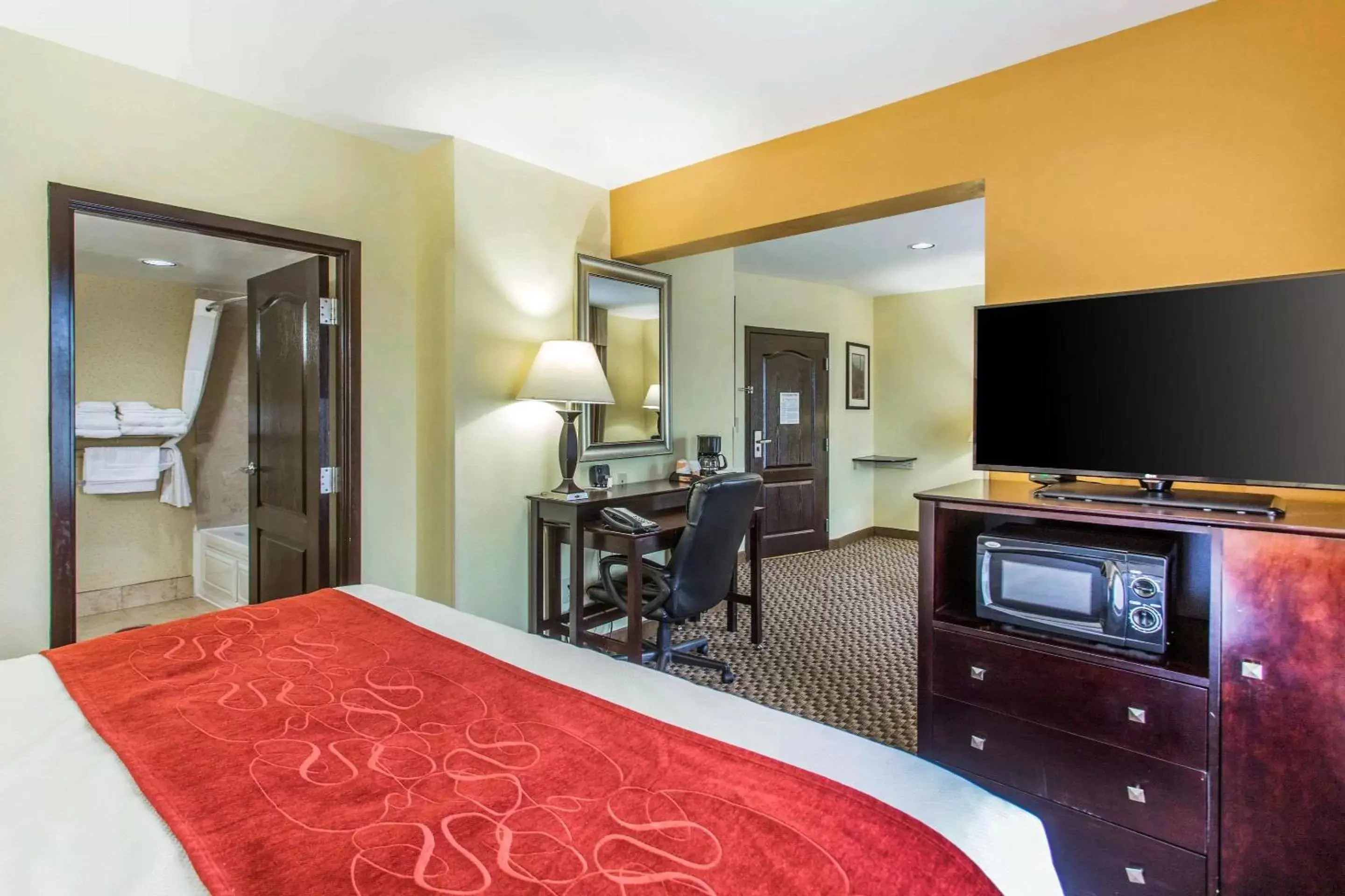 Photo of the whole room, TV/Entertainment Center in Comfort Suites Clinton near Presbyterian College