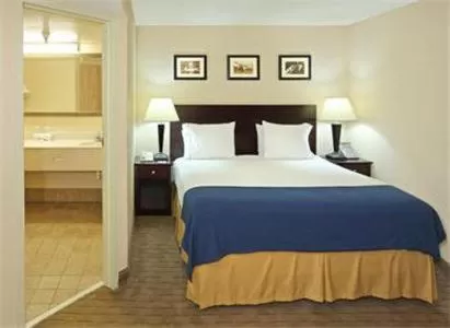 Bed in Holiday Inn Express Little Rock-Airport by IHG