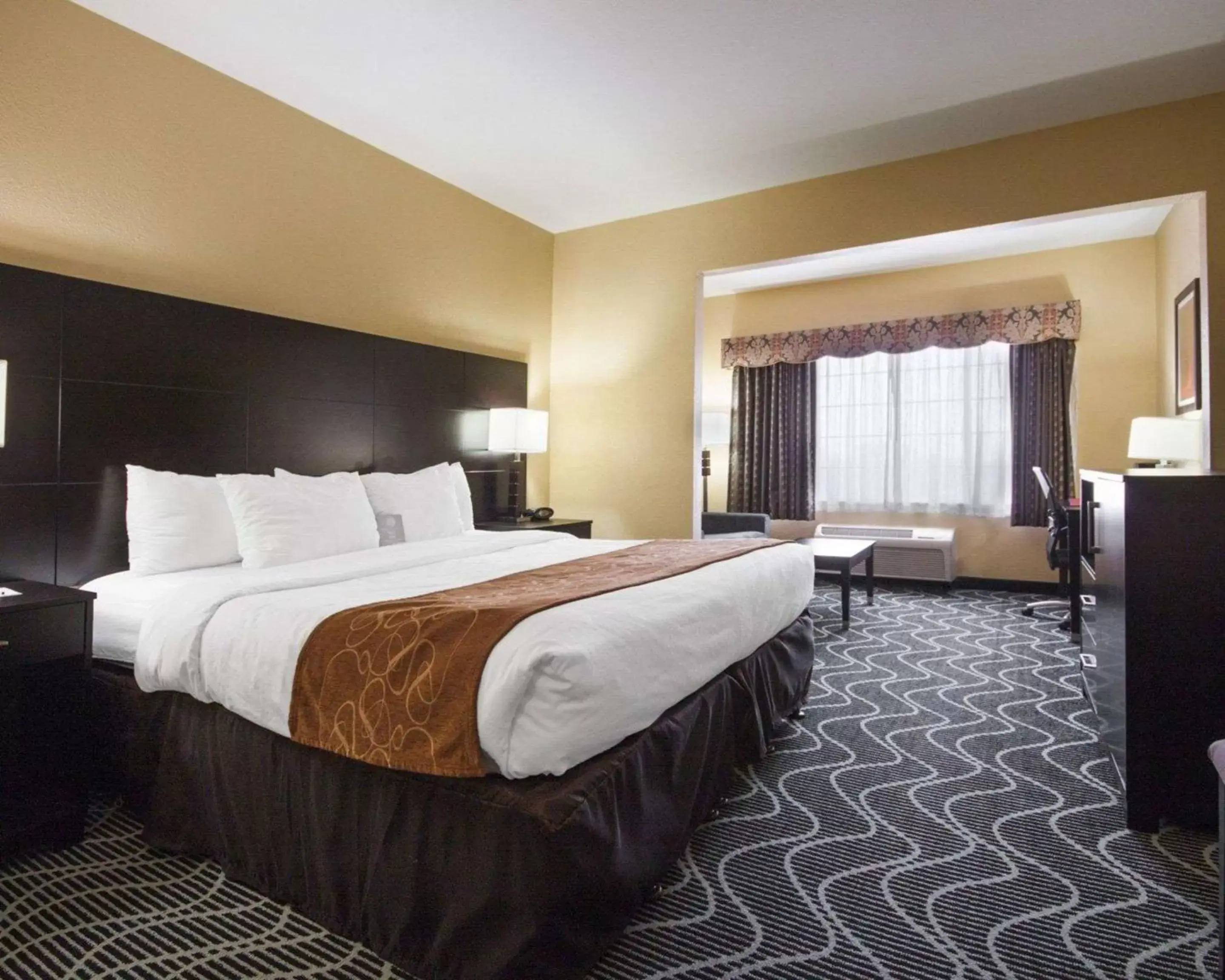 Photo of the whole room, Bed in Comfort Suites Lake Ray Hubbard