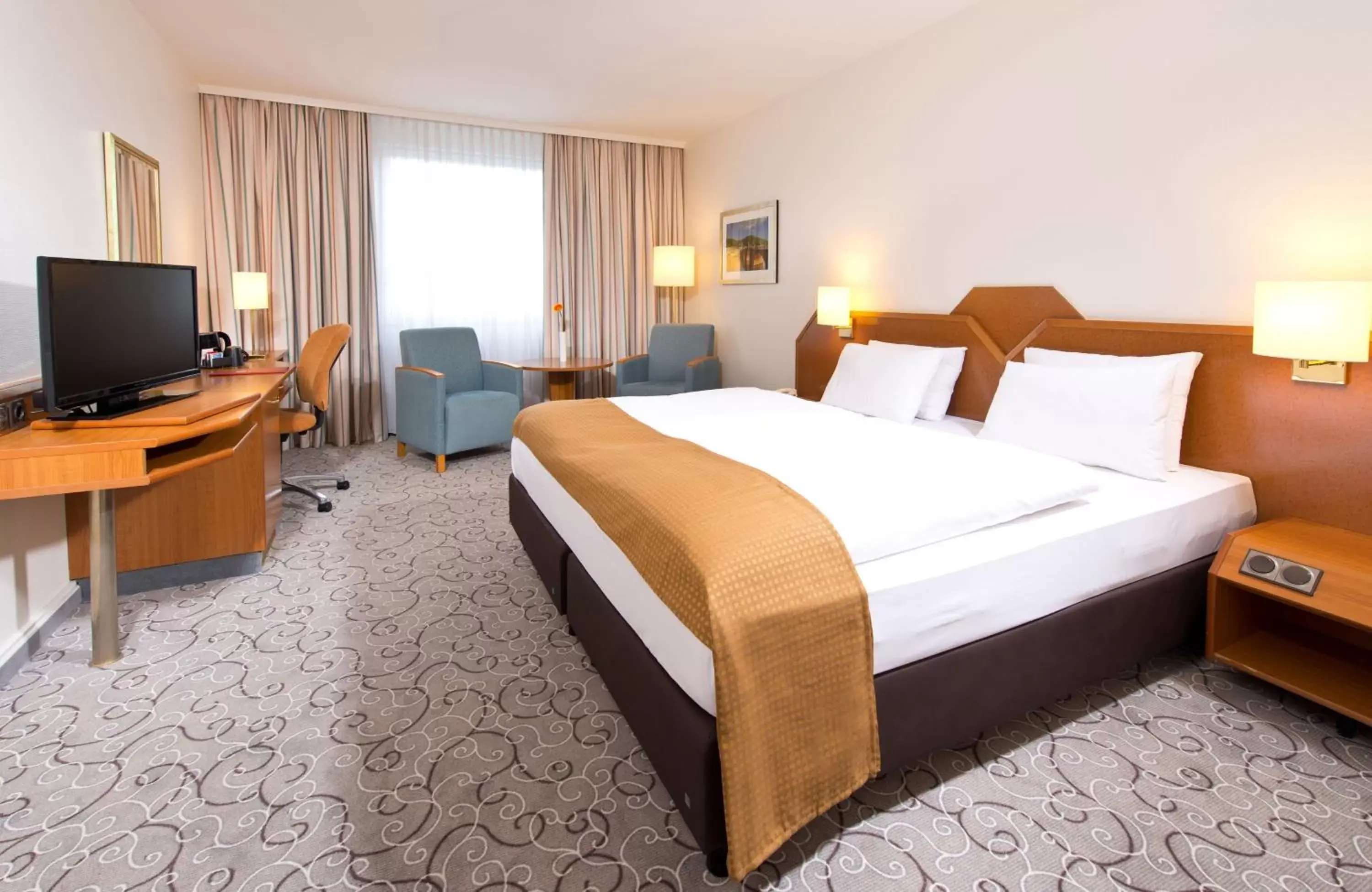 Photo of the whole room, Bed in Leonardo Hotel Heidelberg Photo of the whole room, Bed in Leonardo Hotel Heidelberg
