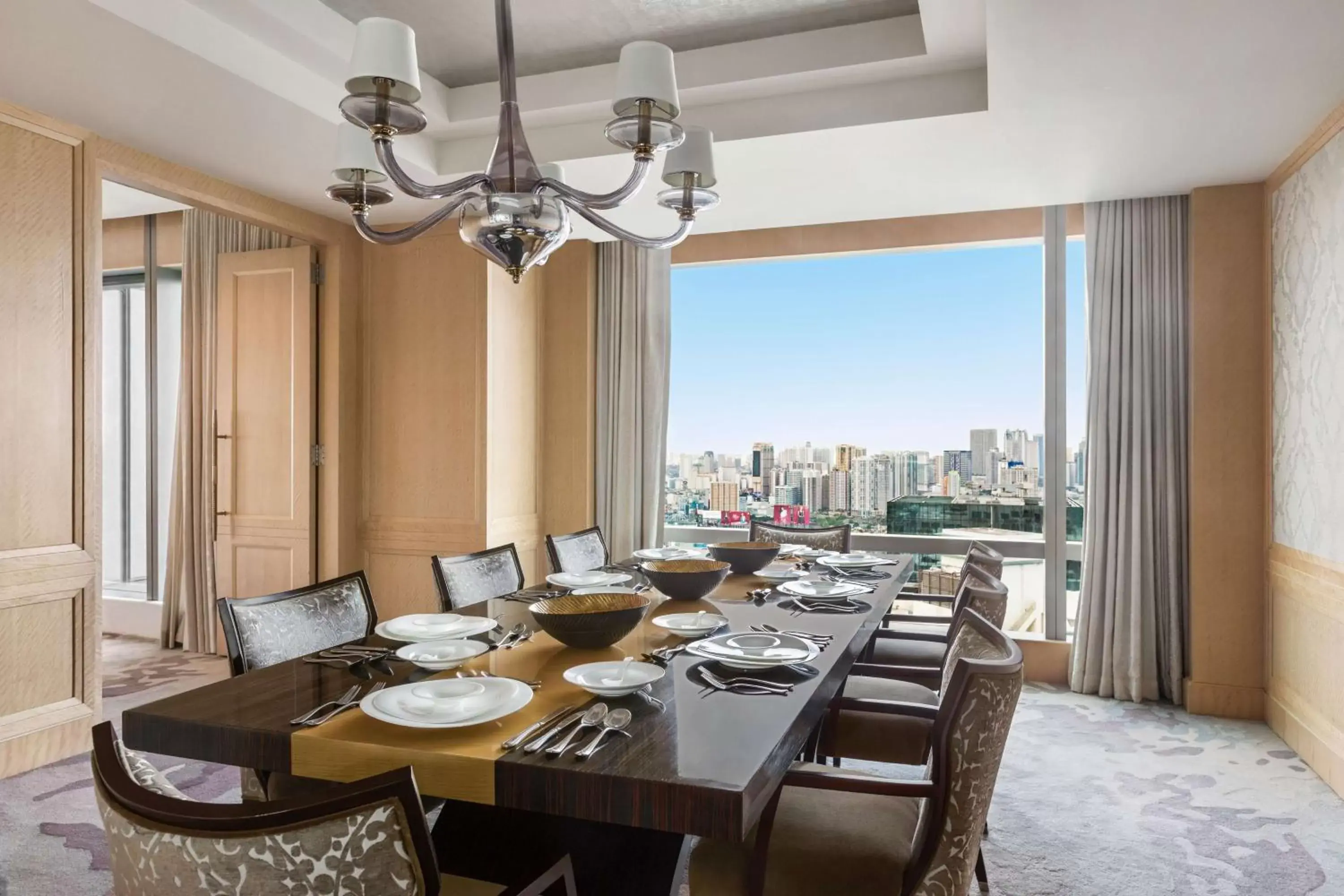 Photo of the whole room, Dining Area in Shangri-La The Fort, Manila