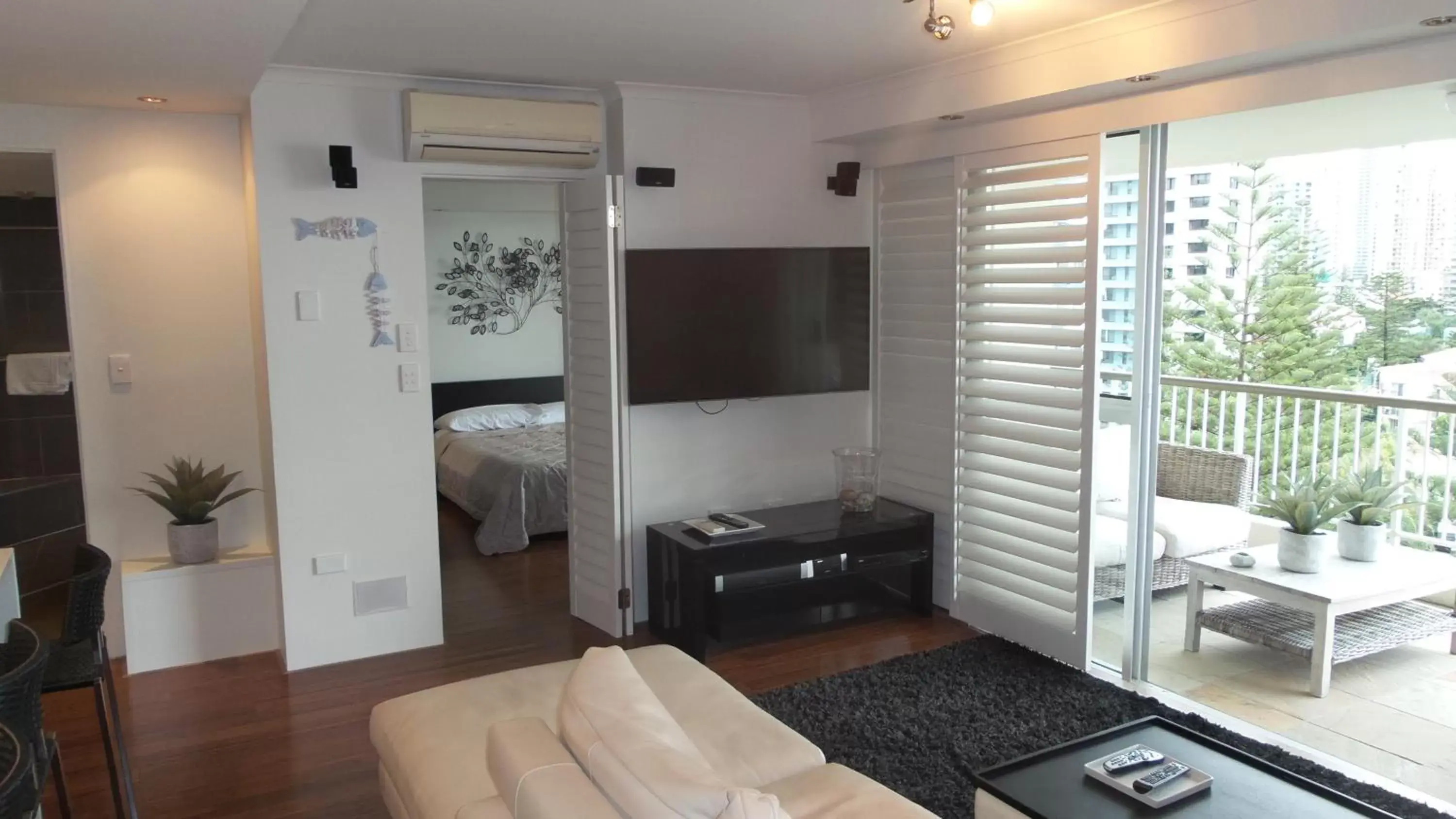 Balcony/Terrace, TV/Entertainment Center in Surfers Beachside Holiday Apartments