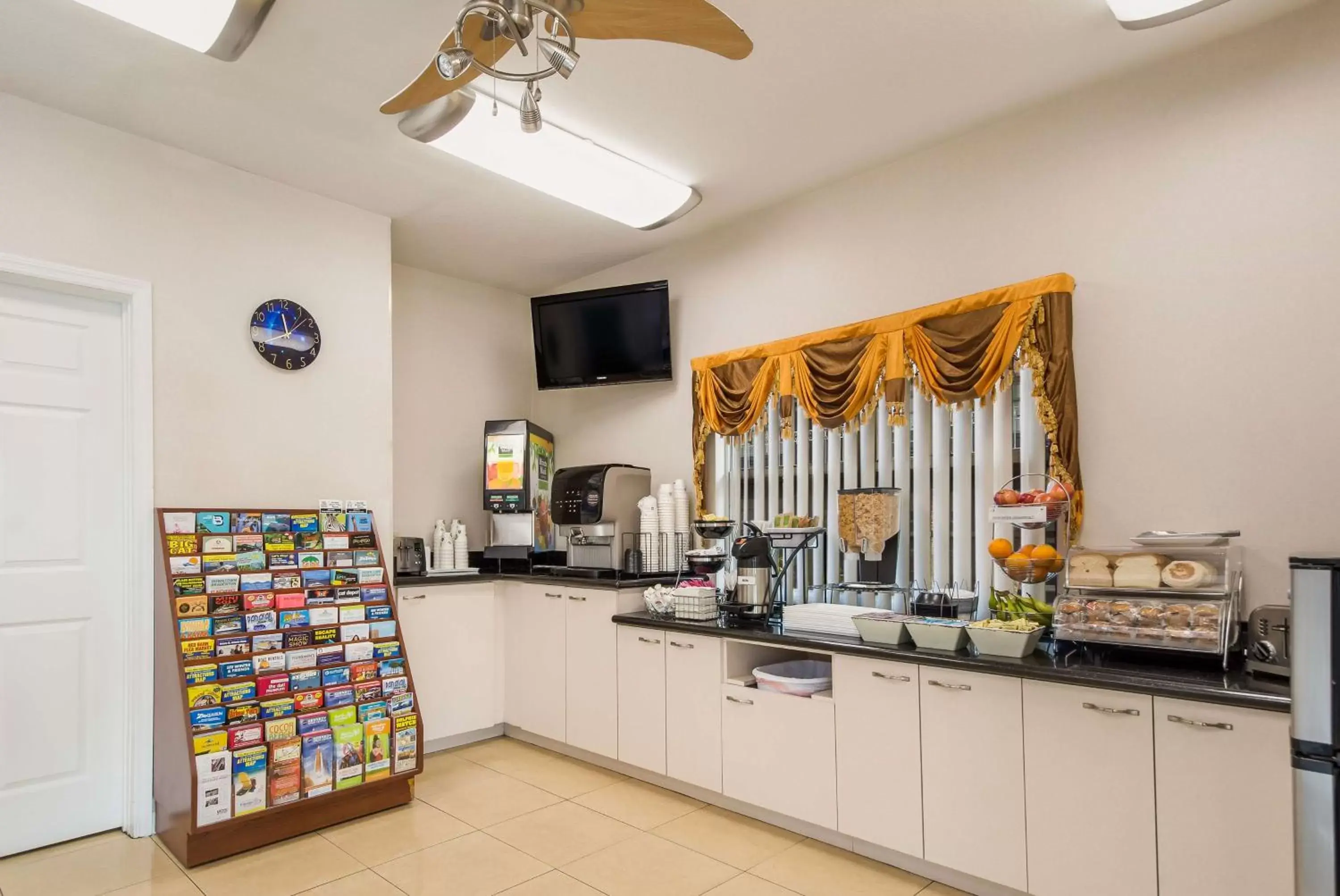 Restaurant/places to eat, Kitchen/Kitchenette in SureStay Hotel by Best Western Sarasota Lido Beach