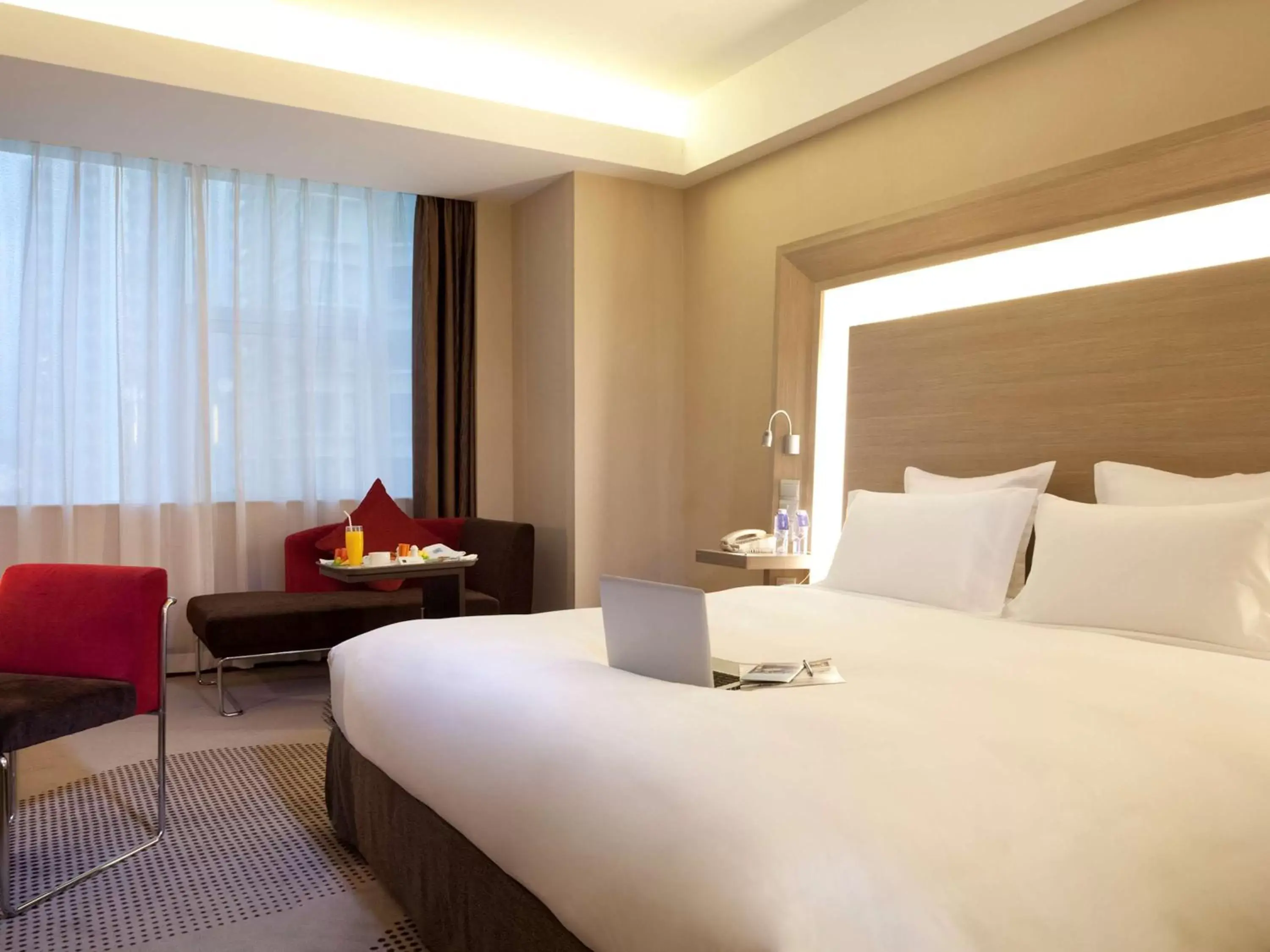 Photo of the whole room, Bed in Shenzhen Novotel Watergate(Kingkey 100)