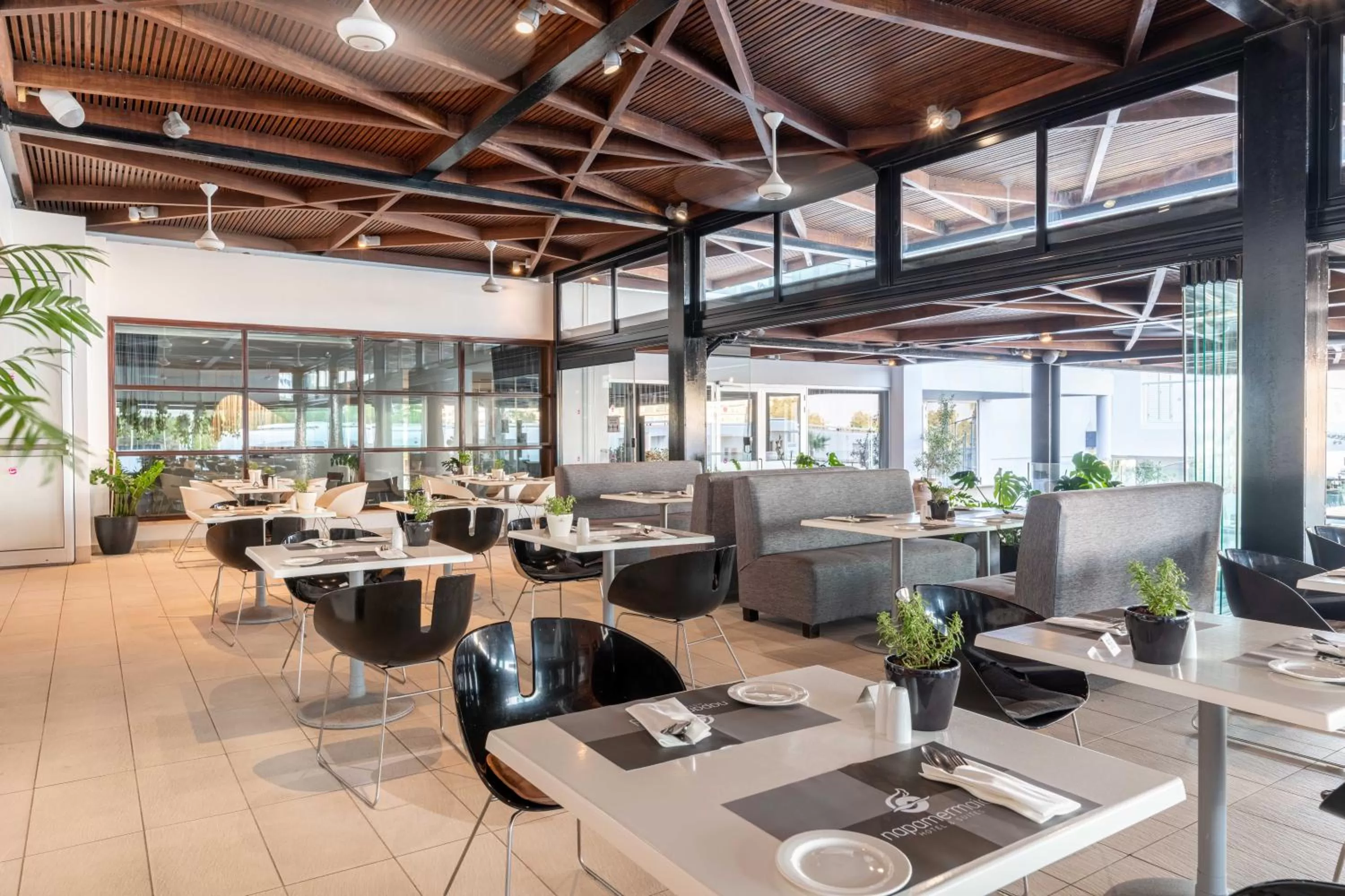 Restaurant/places to eat in Napa Mermaid Hotel & Suites