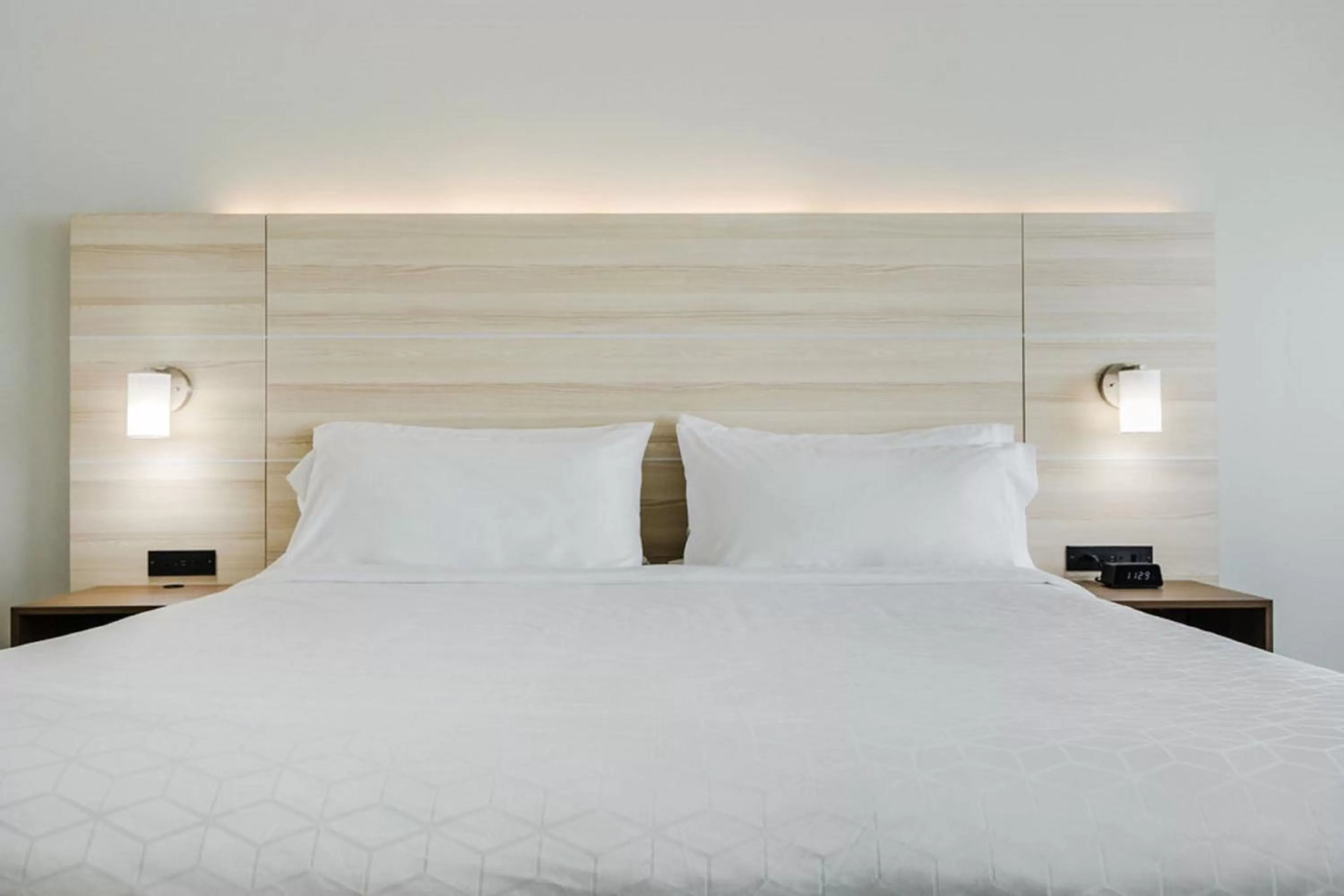 Photo of the whole room, Bed in Holiday Inn Express & Suites Edmonton N - St Albert by IHG