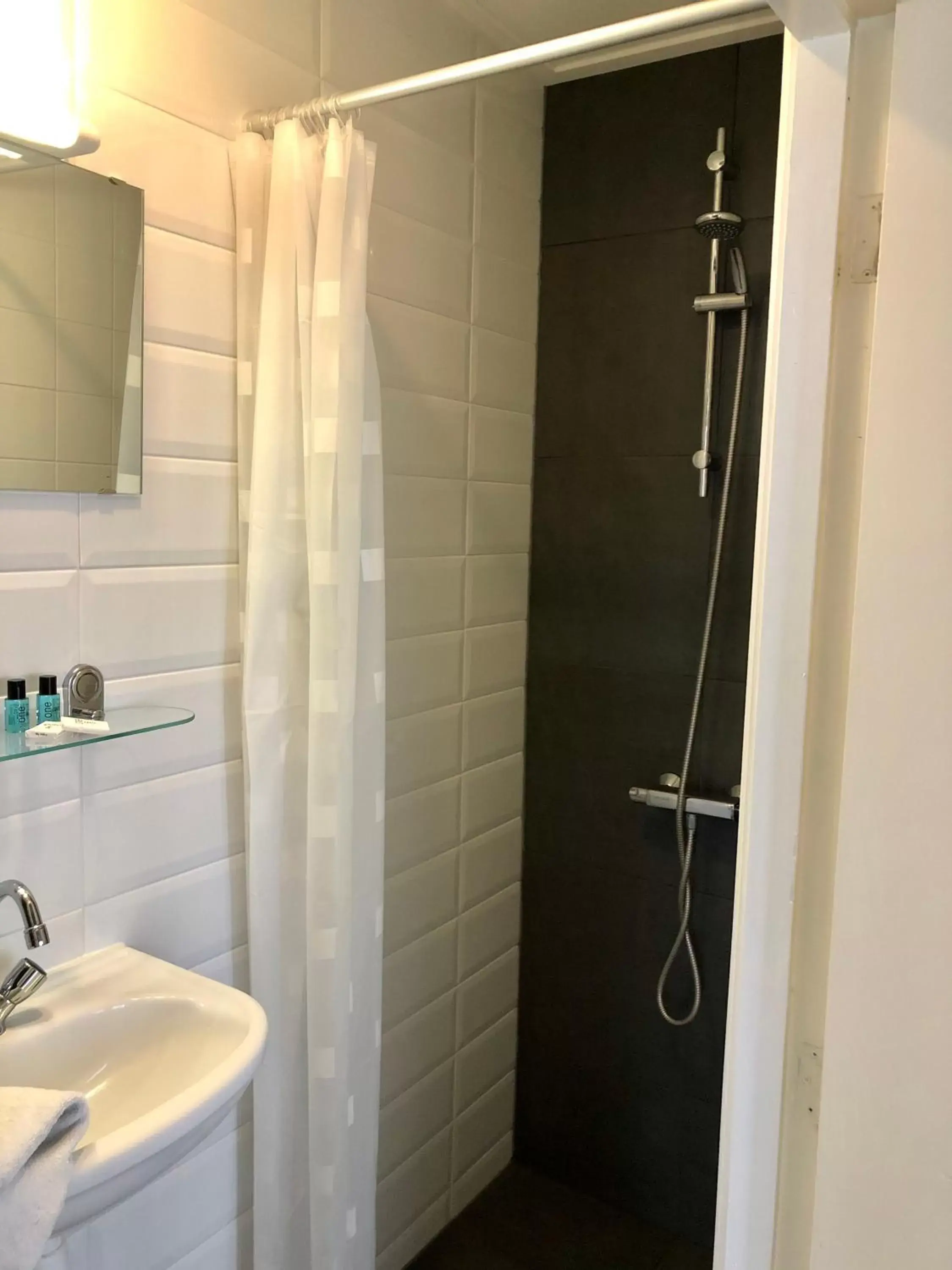 Shower, Bathroom in Hotel Grandcafe De Doelen