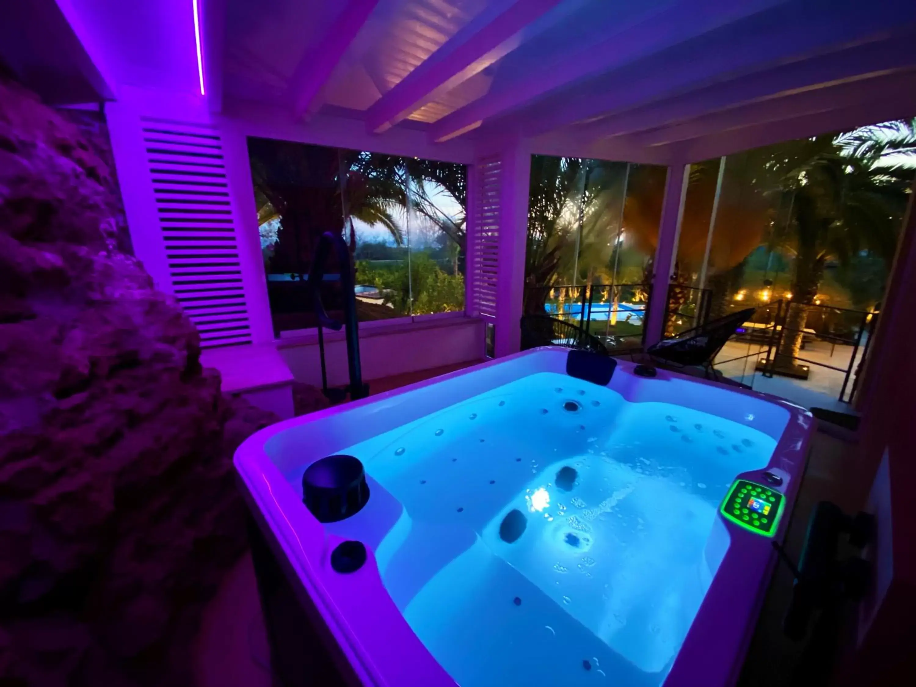 Hot Tub in Emesh Boutique Suite