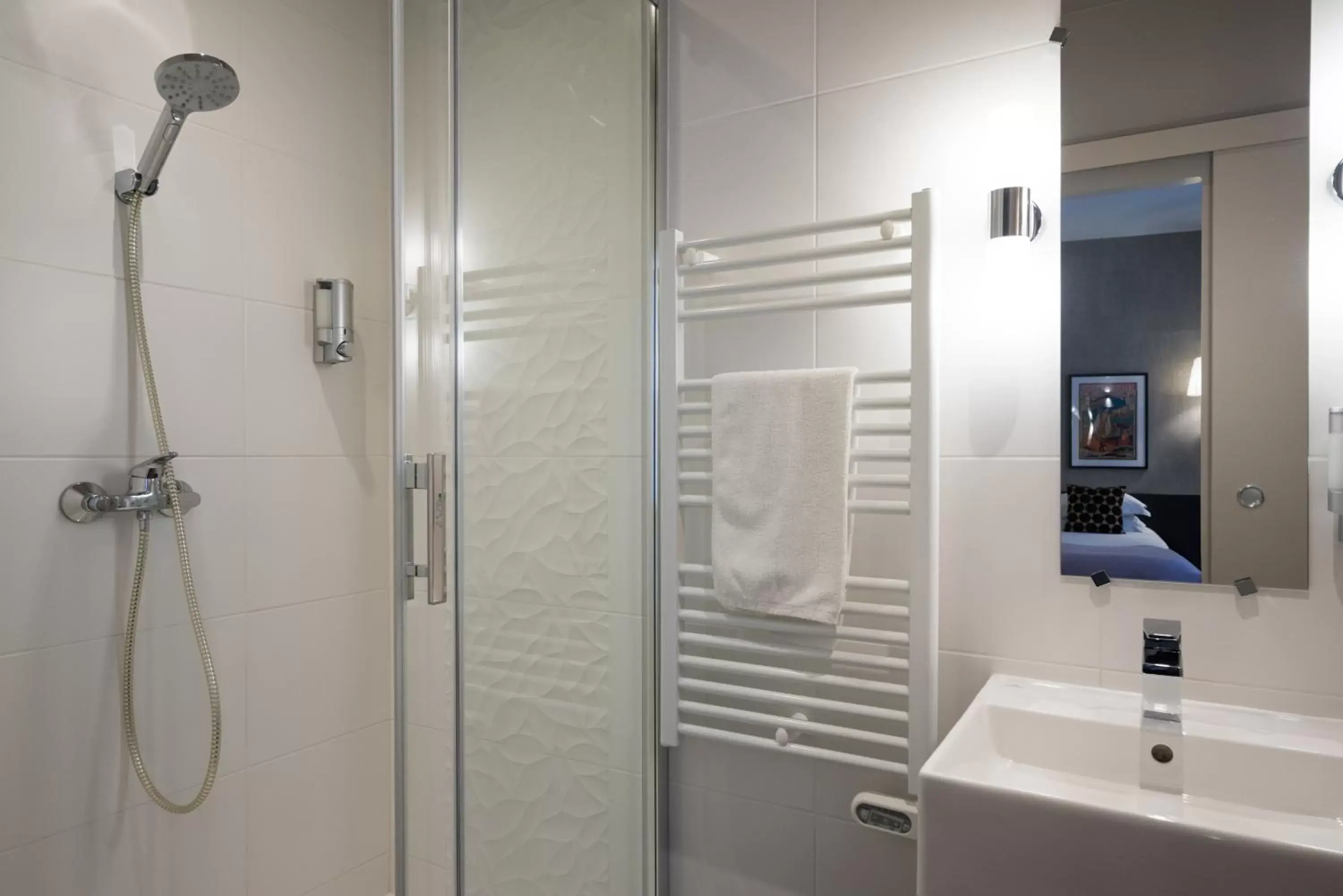 Shower, Bathroom in Hotel Voltaire Opera Nantes Centre