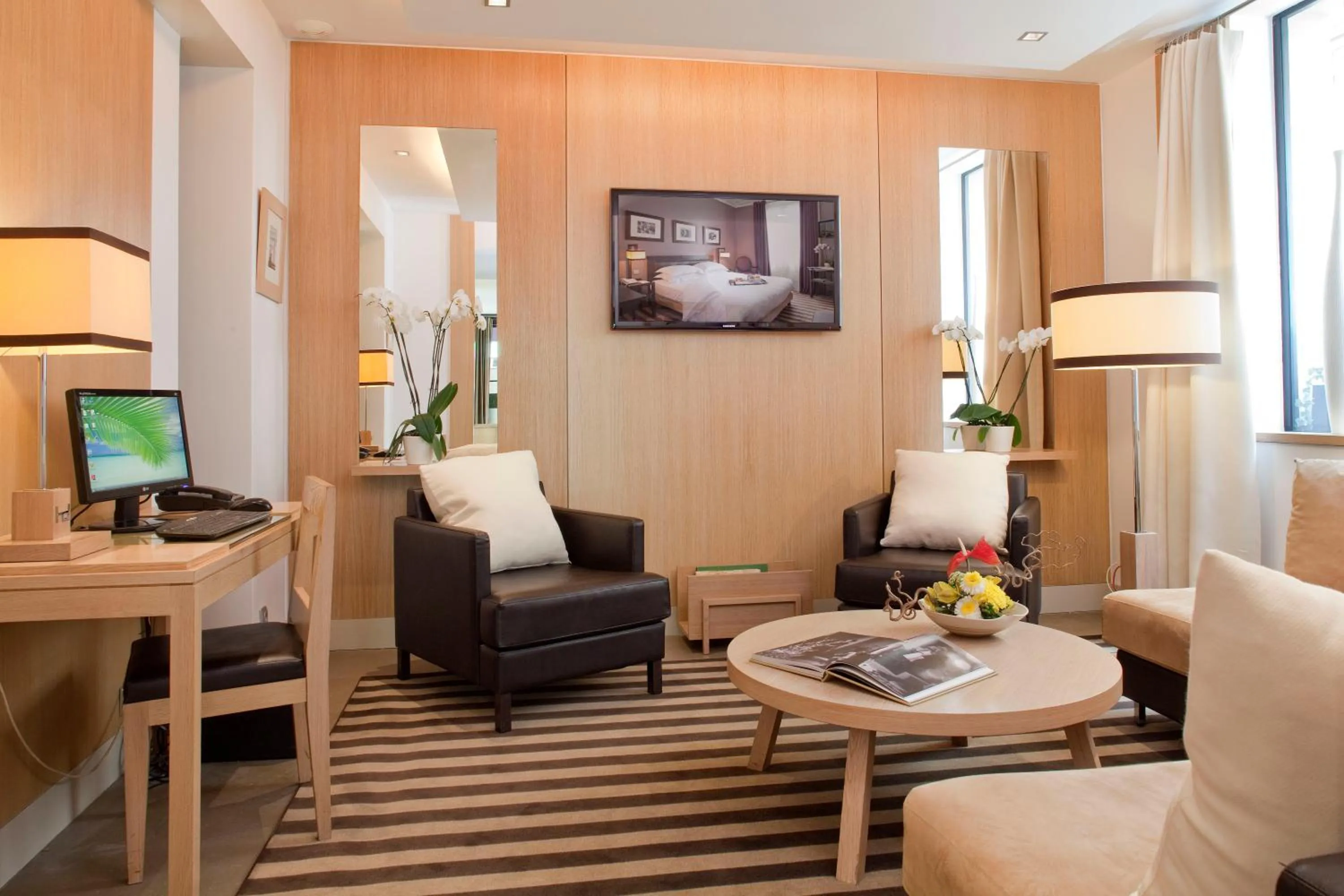 TV and multimedia in Hotel Duret Paris Champs Elysées