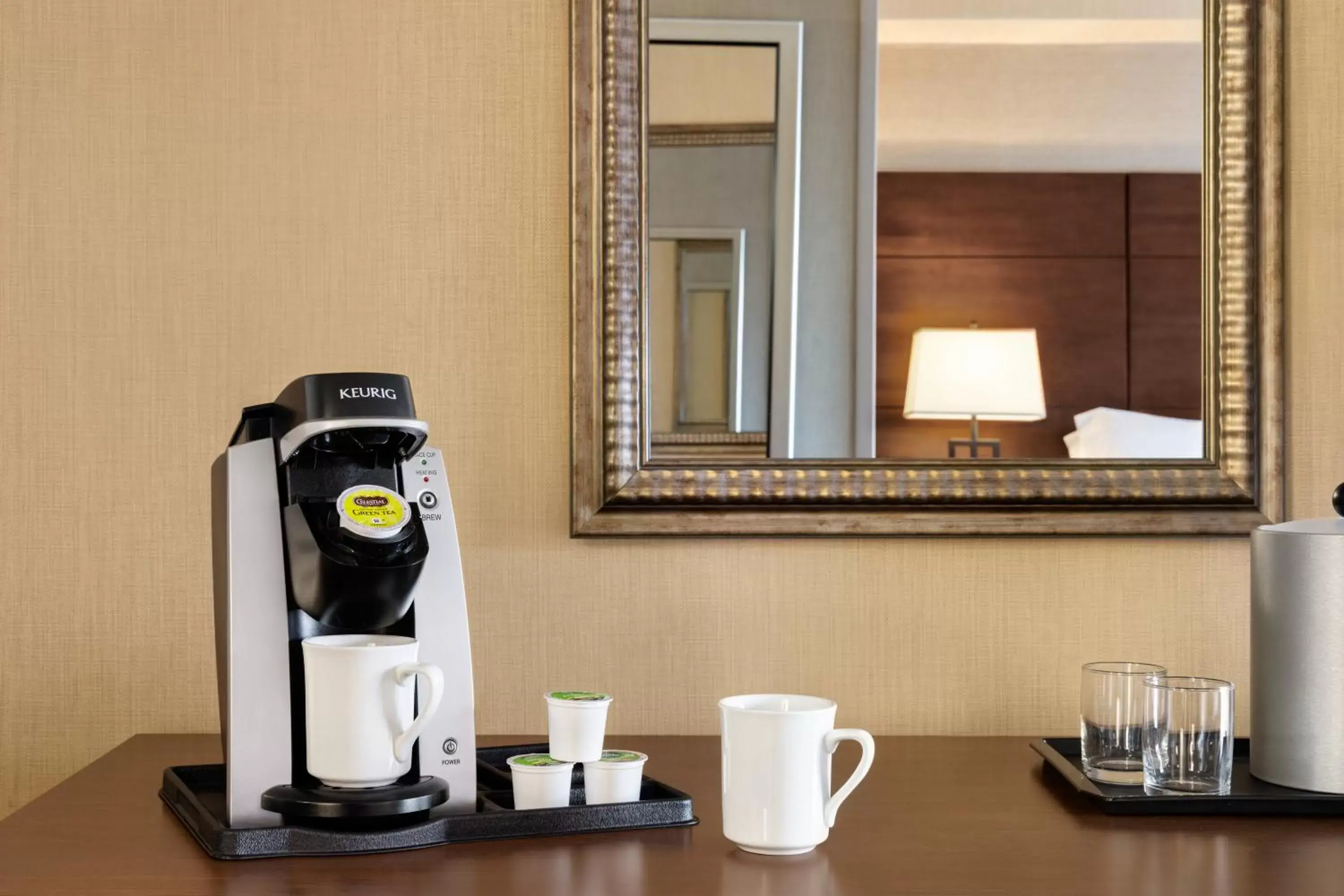 Photo of the whole room, Coffee/Tea Facilities in Holiday Inn National Airport/Crystal City, an IHG Hotel