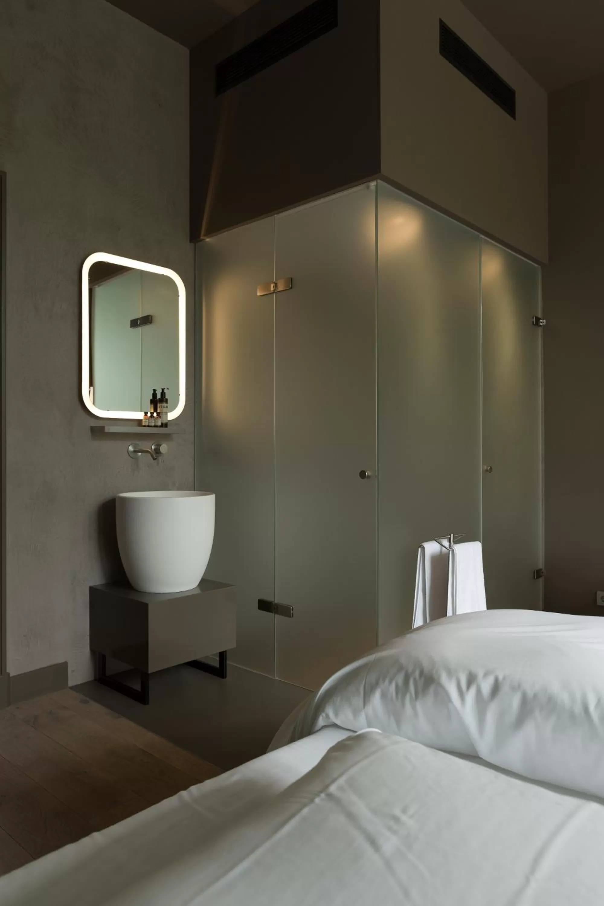 Bathroom, Bed in Boutique Hotel Blue - Quality Lodgings