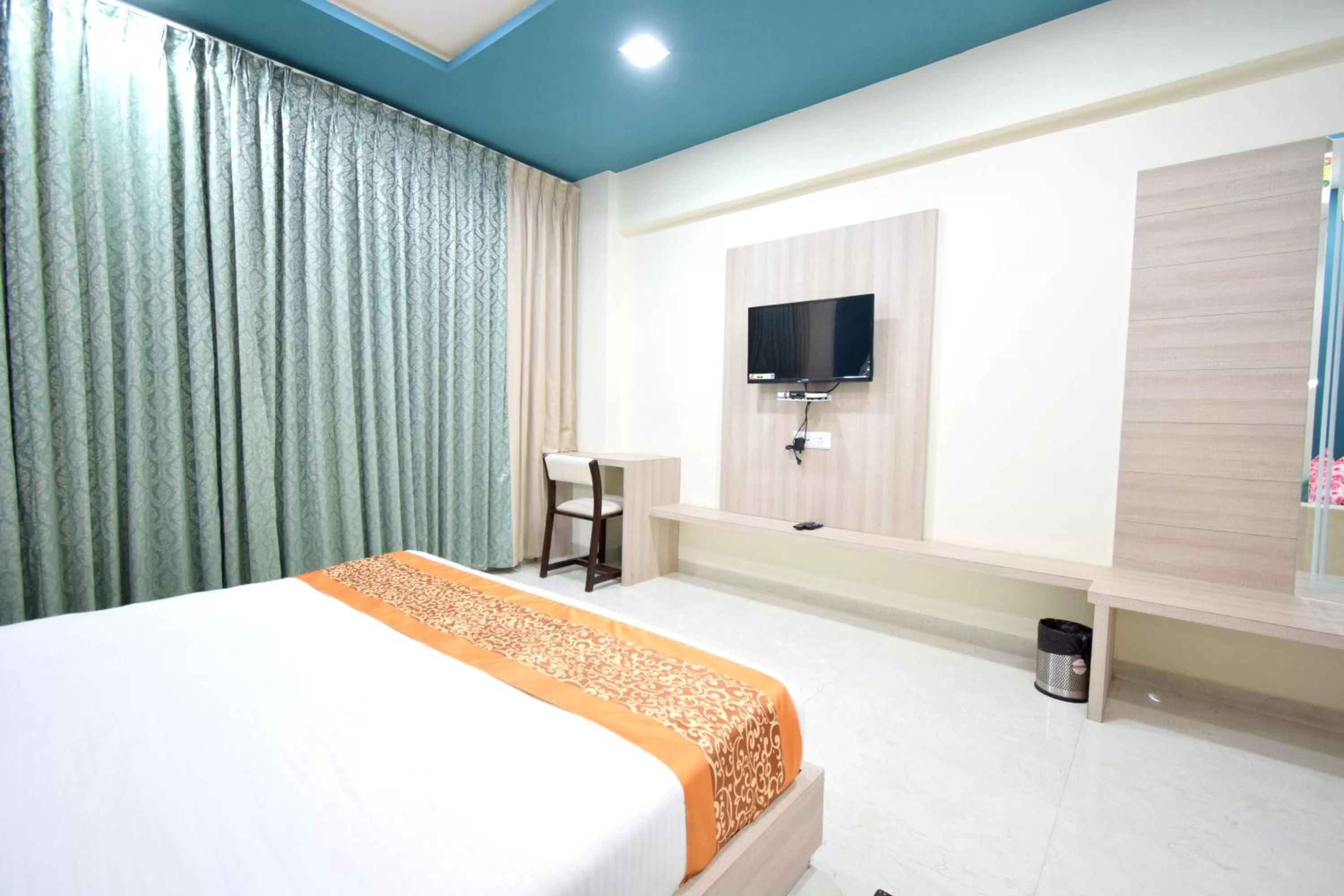 Communal lounge/ TV room, Bed in The Sky Imperial- Hotel Gopal Darshan