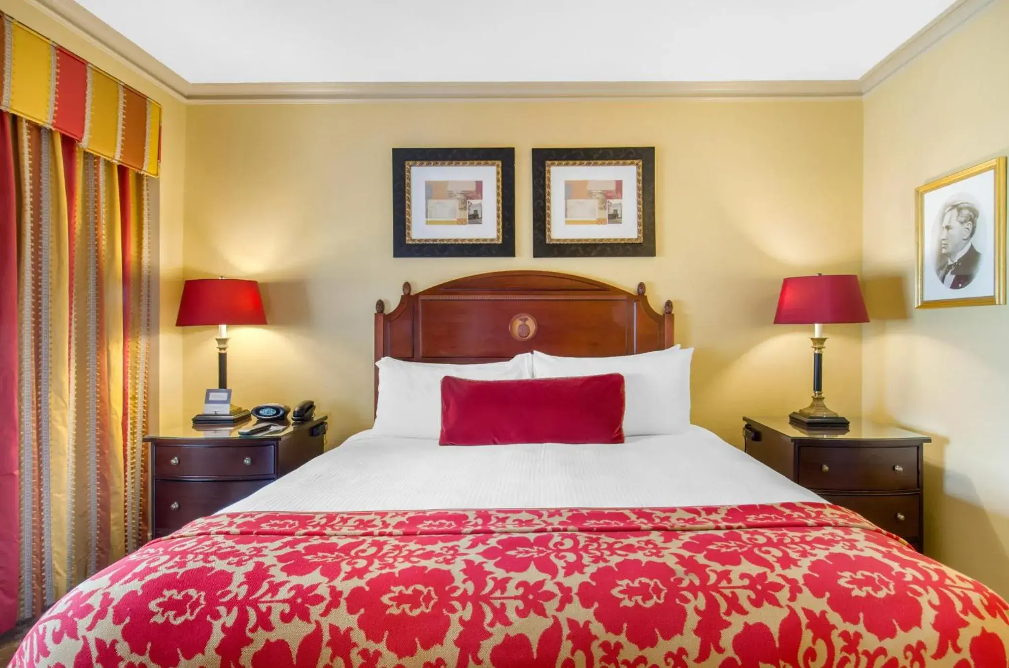 Bedroom, Bed in Boston Omni Parker House Hotel