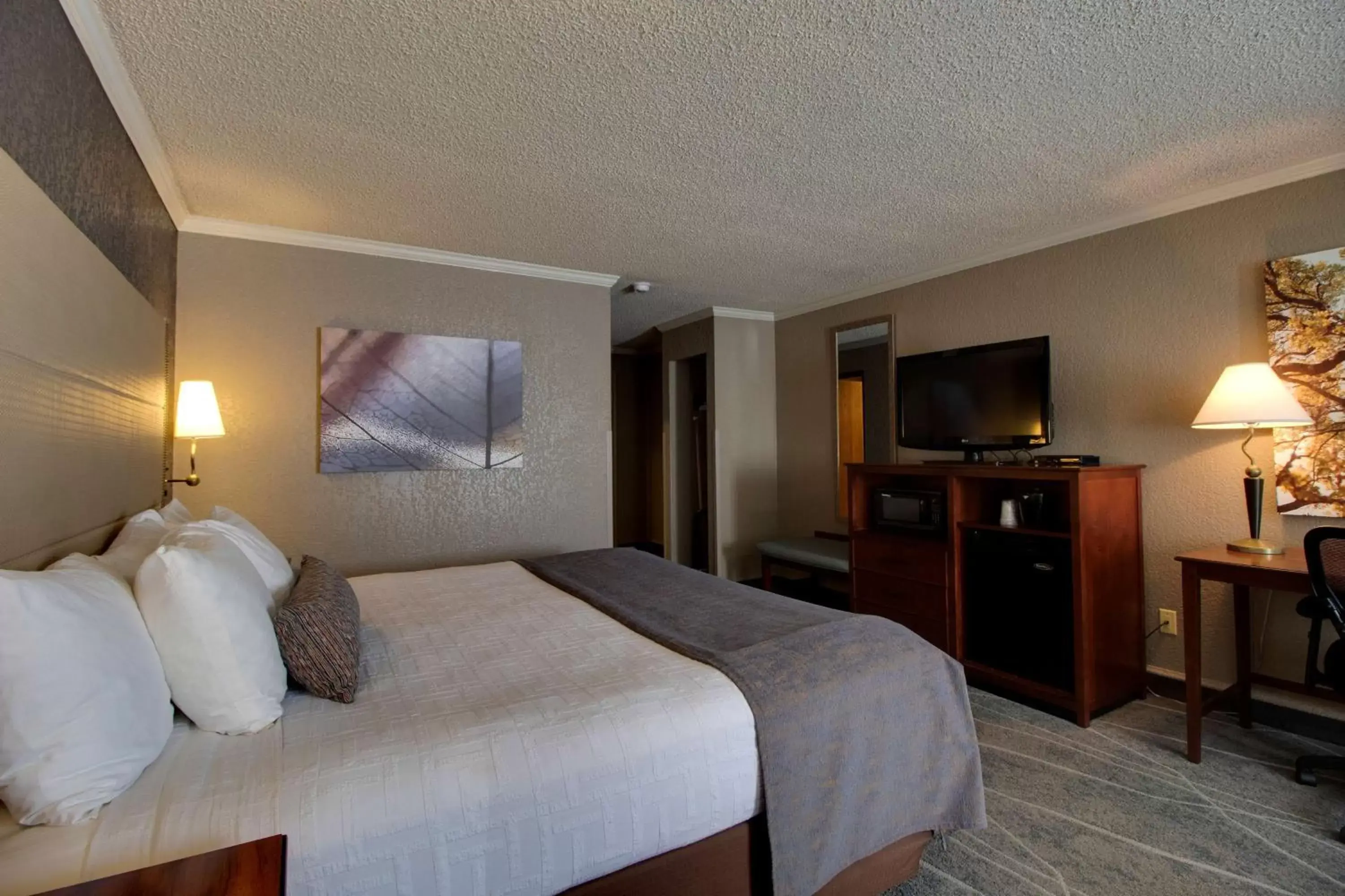 Bedroom, Bed in Best Western Harbour Pointe Lakefront