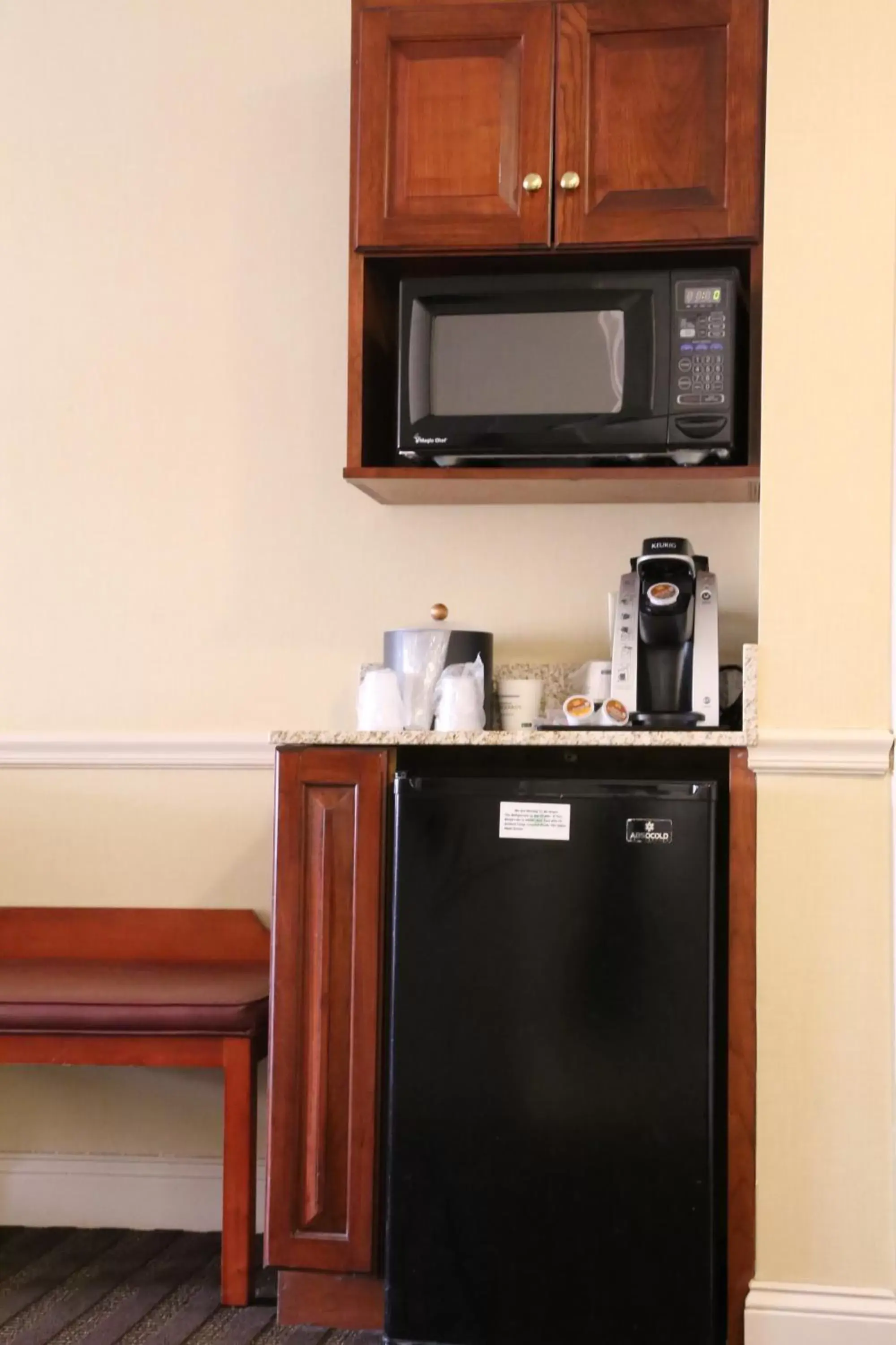 Coffee/tea facilities, Kitchen/Kitchenette in Best Western Springfield Hotel