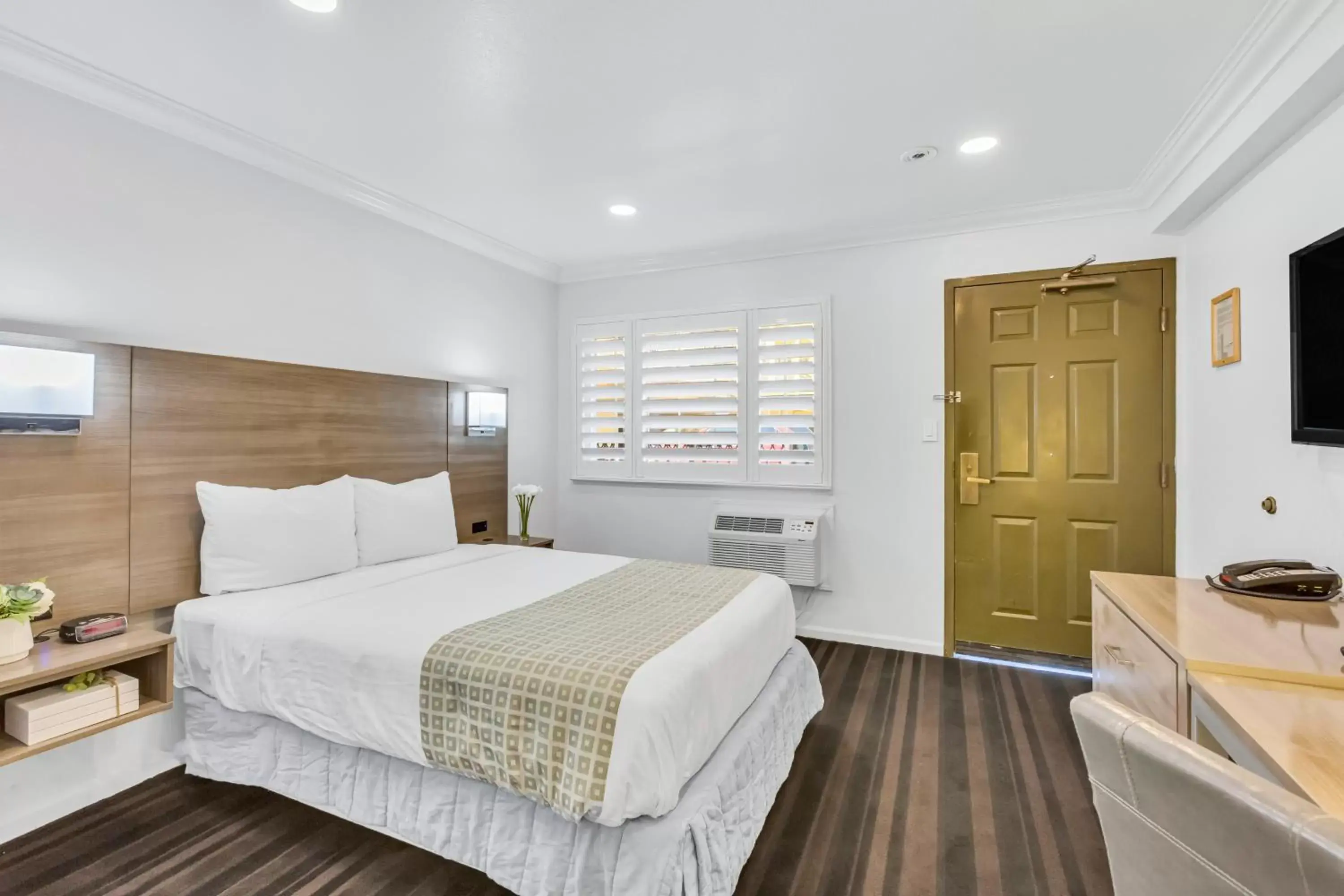 Bed in Napa Valley Hotel & Suites